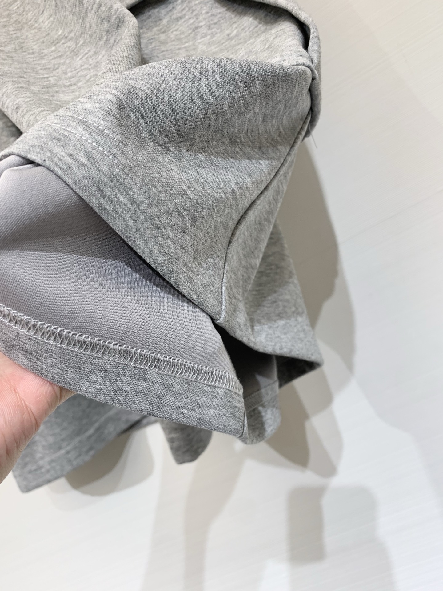 JIL SANDER 26夏季新款 工装风六分卫裤，中长款阔腿版型，两侧带大尺寸工装口袋，左侧口袋有白色