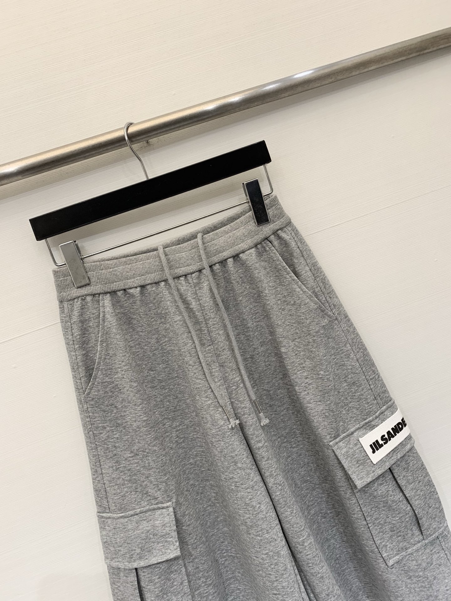 JIL SANDER 26夏季新款 工装风六分卫裤，中长款阔腿版型，两侧带大尺寸工装口袋，左侧口袋有白色
