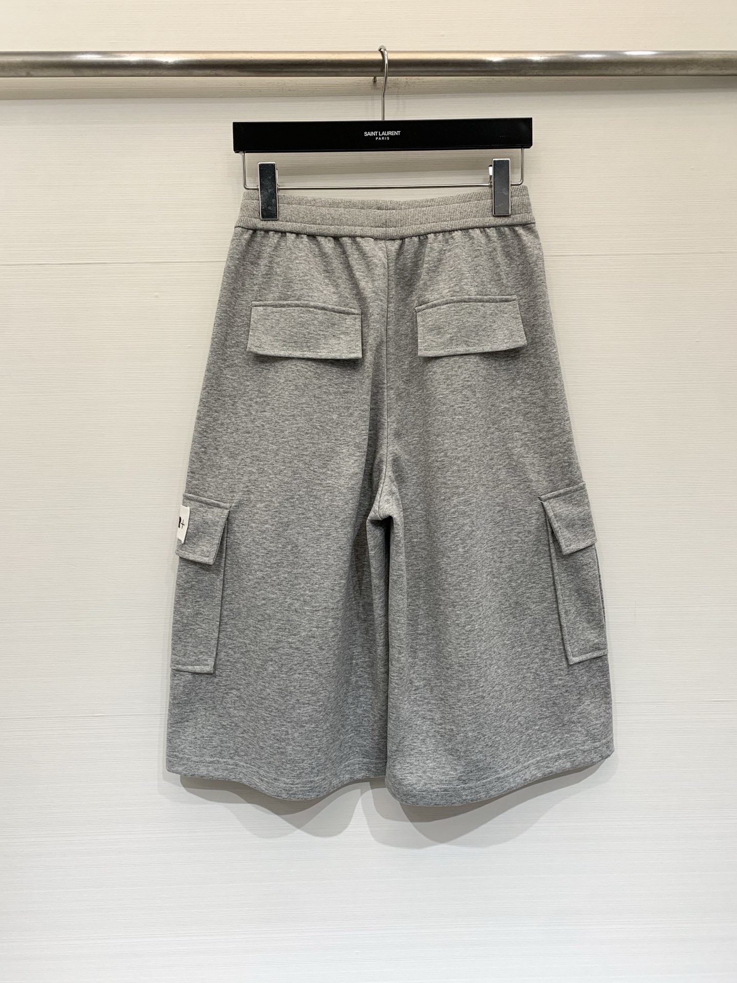 JIL SANDER 26夏季新款 工装风六分卫裤，中长款阔腿版型，两侧带大尺寸工装口袋，左侧口袋有白色