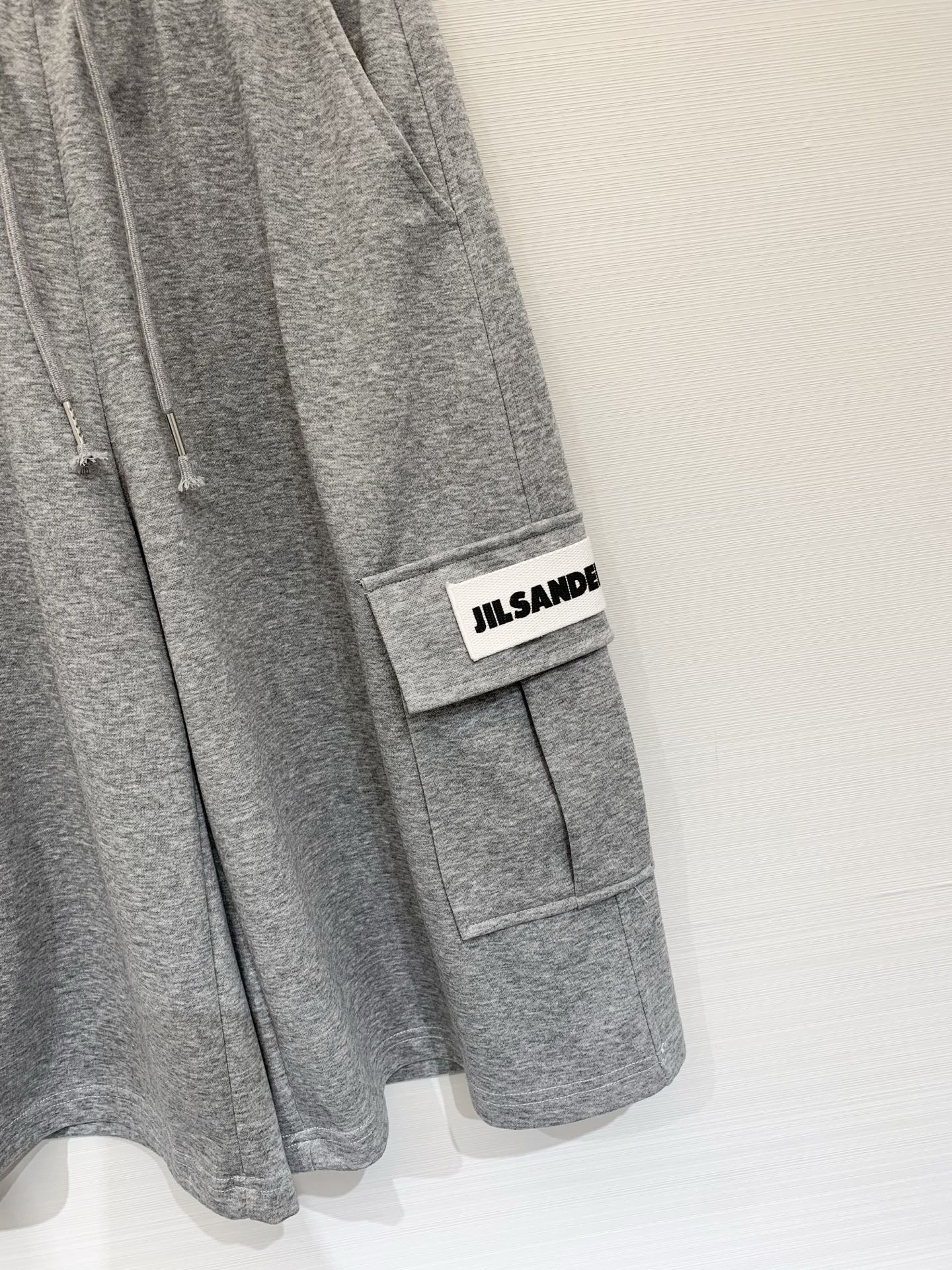 JIL SANDER 26夏季新款 工装风六分卫裤，中长款阔腿版型，两侧带大尺寸工装口袋，左侧口袋有白色