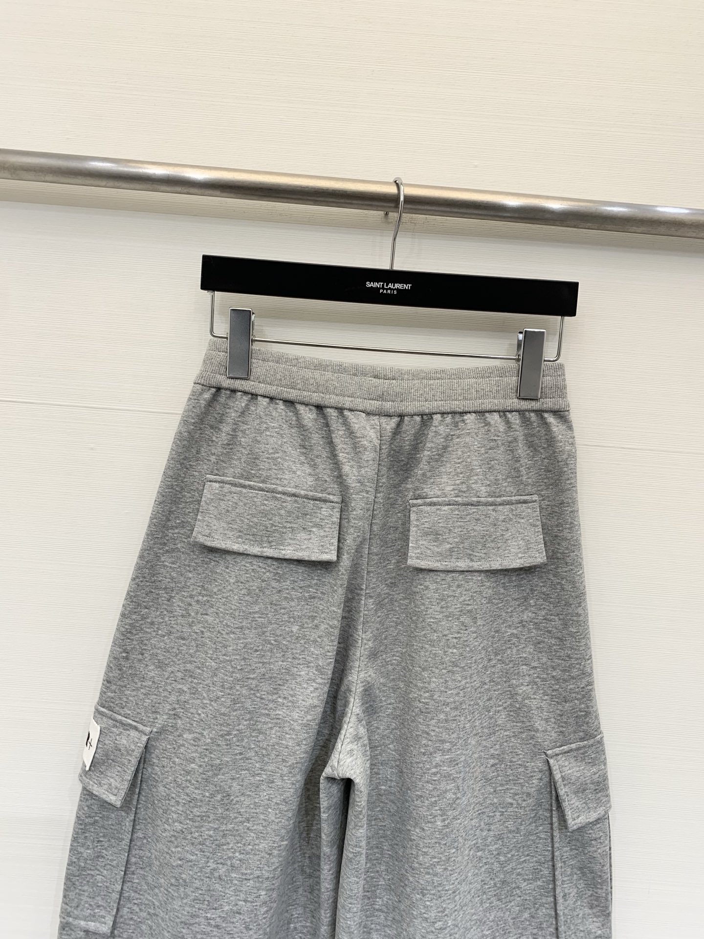JIL SANDER 26夏季新款 工装风六分卫裤，中长款阔腿版型，两侧带大尺寸工装口袋，左侧口袋有白色