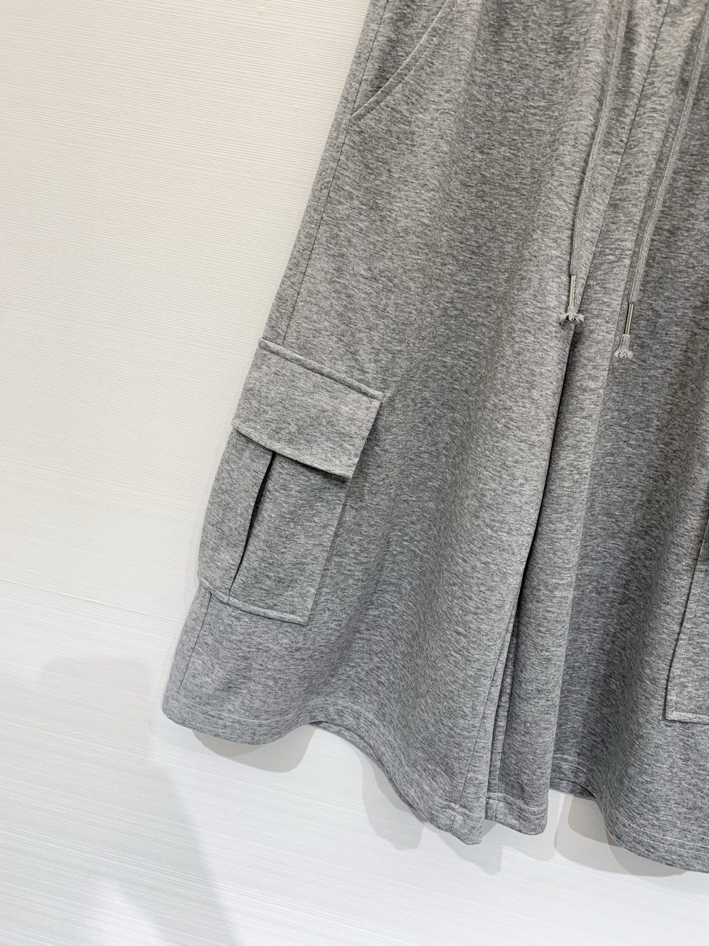 JIL SANDER 26夏季新款 工装风六分卫裤，中长款阔腿版型，两侧带大尺寸工装口袋，左侧口袋有白色