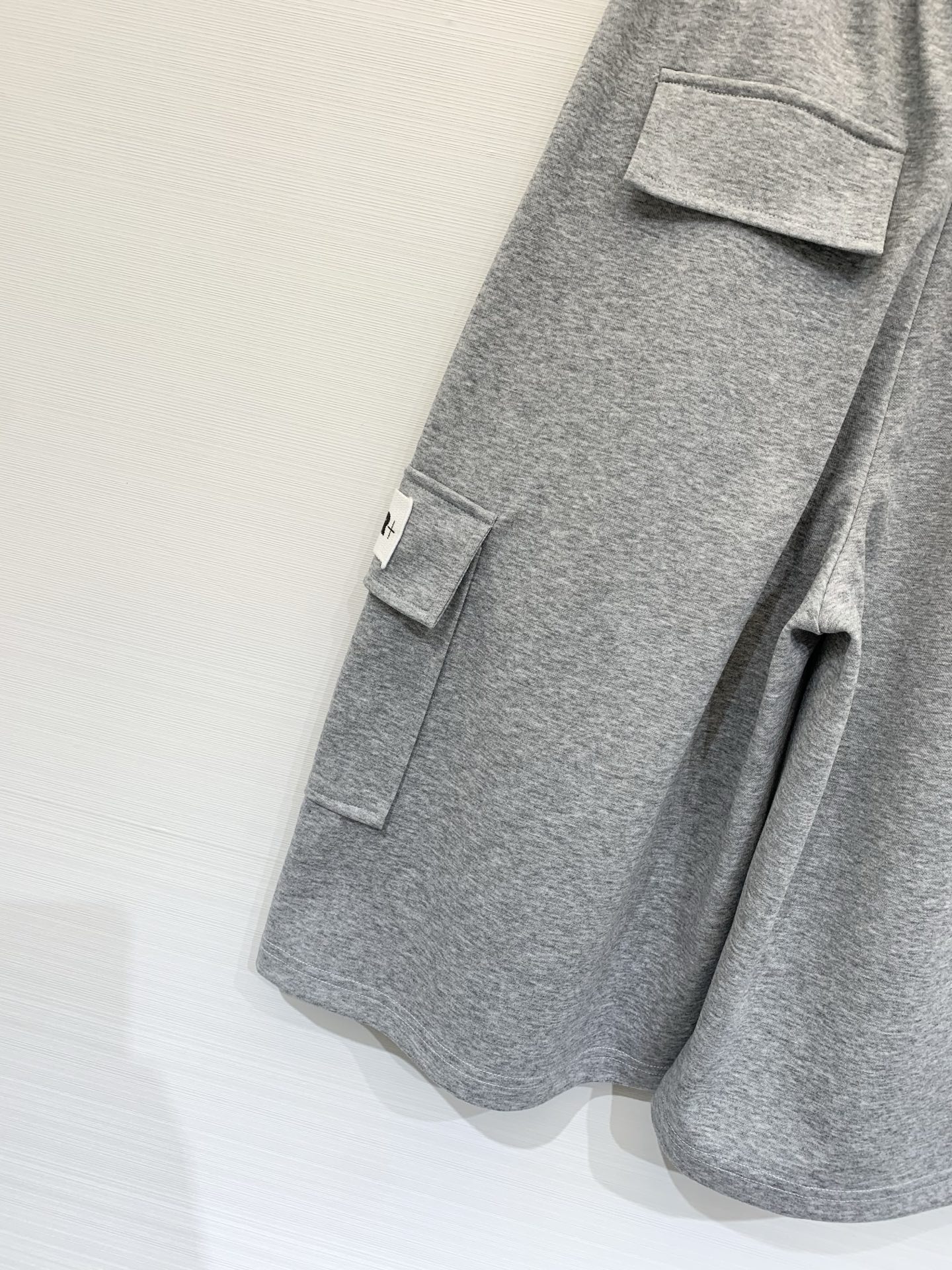 JIL SANDER 26夏季新款 工装风六分卫裤，中长款阔腿版型，两侧带大尺寸工装口袋，左侧口袋有白色