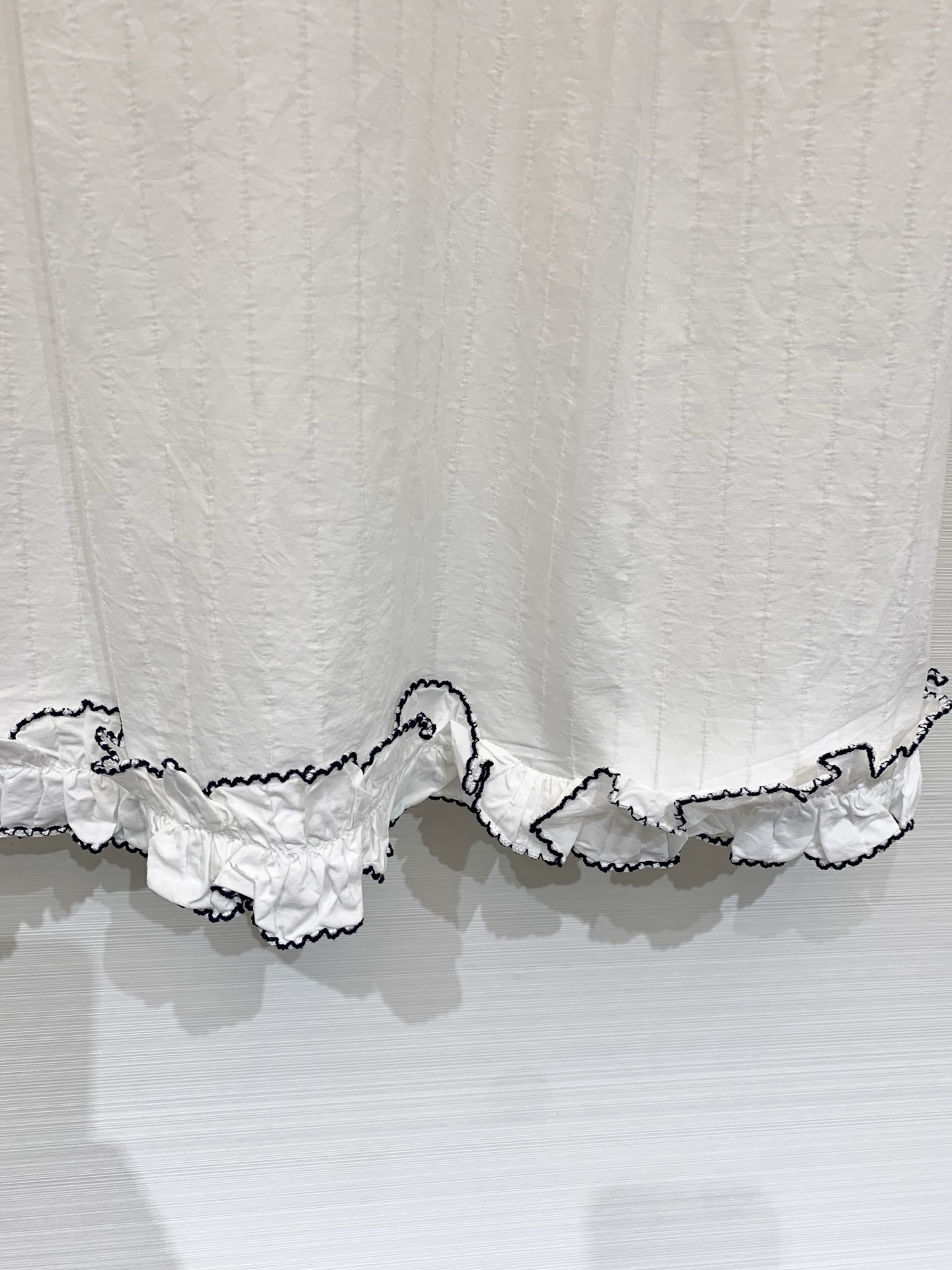 Sacai 26夏季新款 联名风短袖衬衫，短款翻领直筒微宽松版型，下摆不规则荷叶边设计，边缘做黑色撞色锁