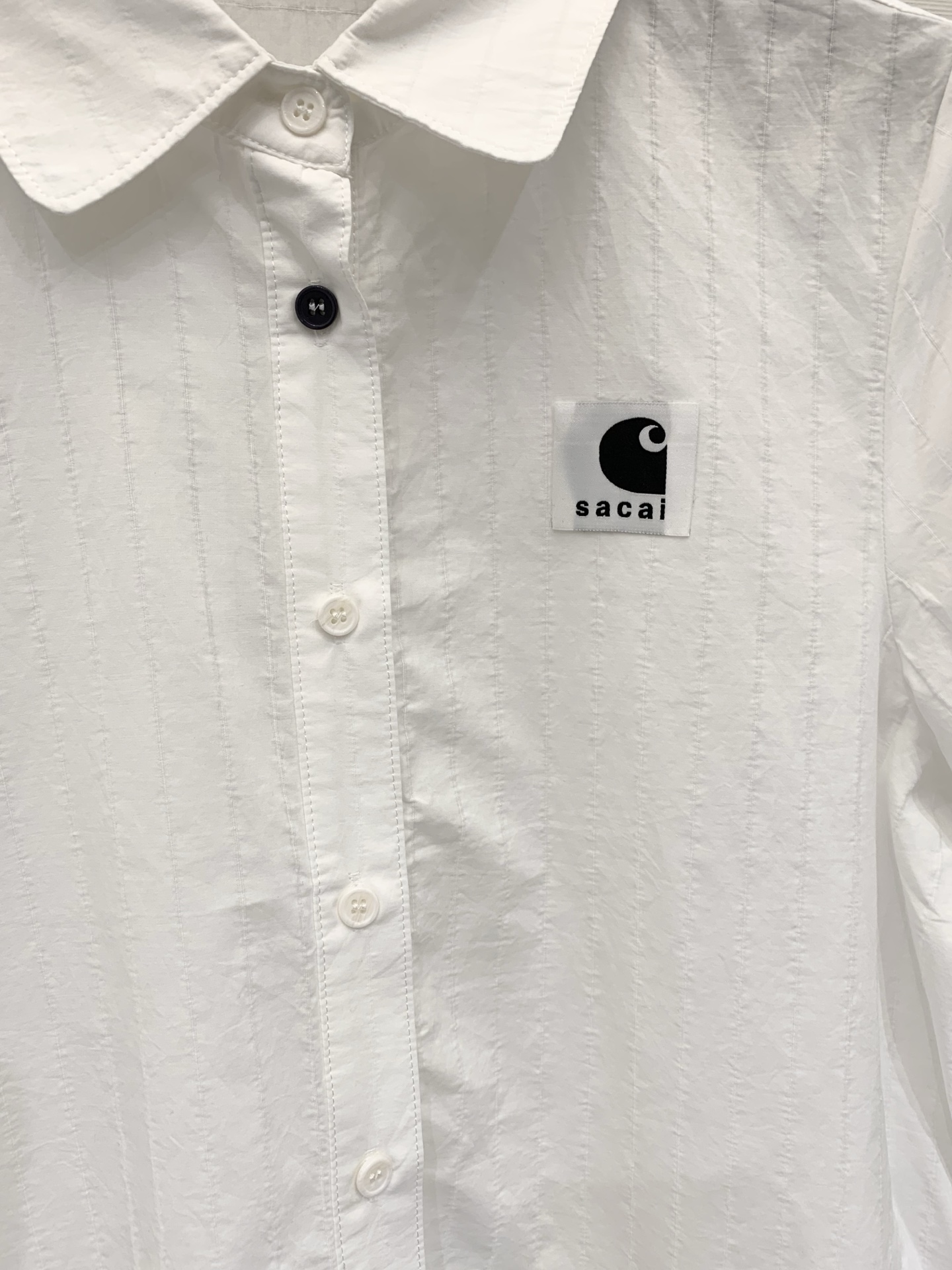Sacai 26夏季新款 联名风短袖衬衫，短款翻领直筒微宽松版型，下摆不规则荷叶边设计，边缘做黑色撞色锁