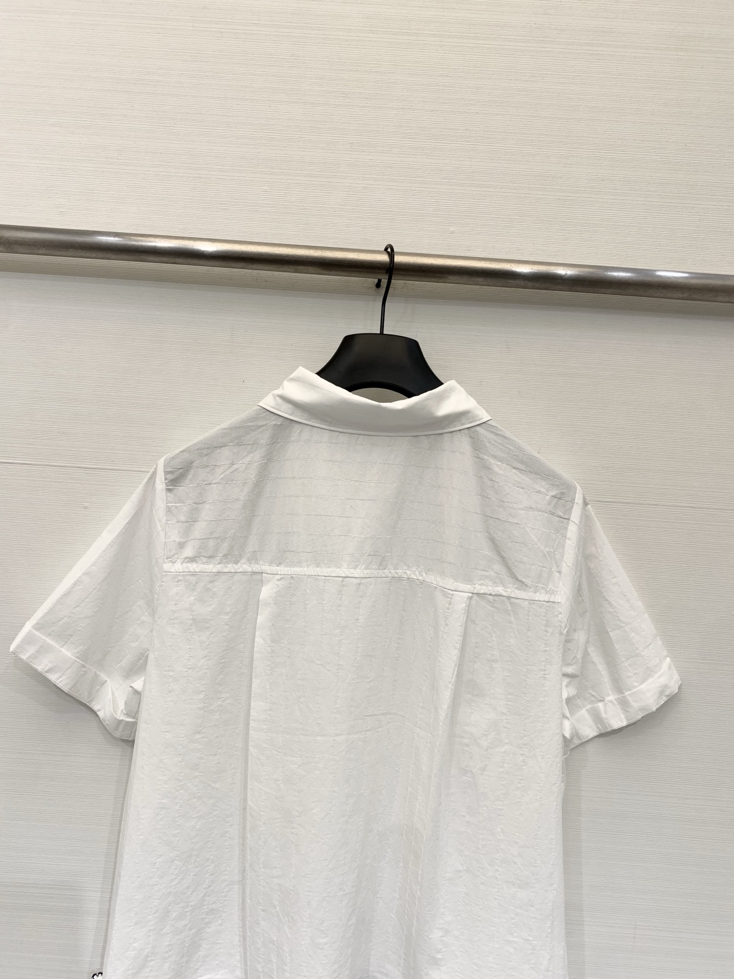 Sacai 26夏季新款 联名风短袖衬衫，短款翻领直筒微宽松版型，下摆不规则荷叶边设计，边缘做黑色撞色锁