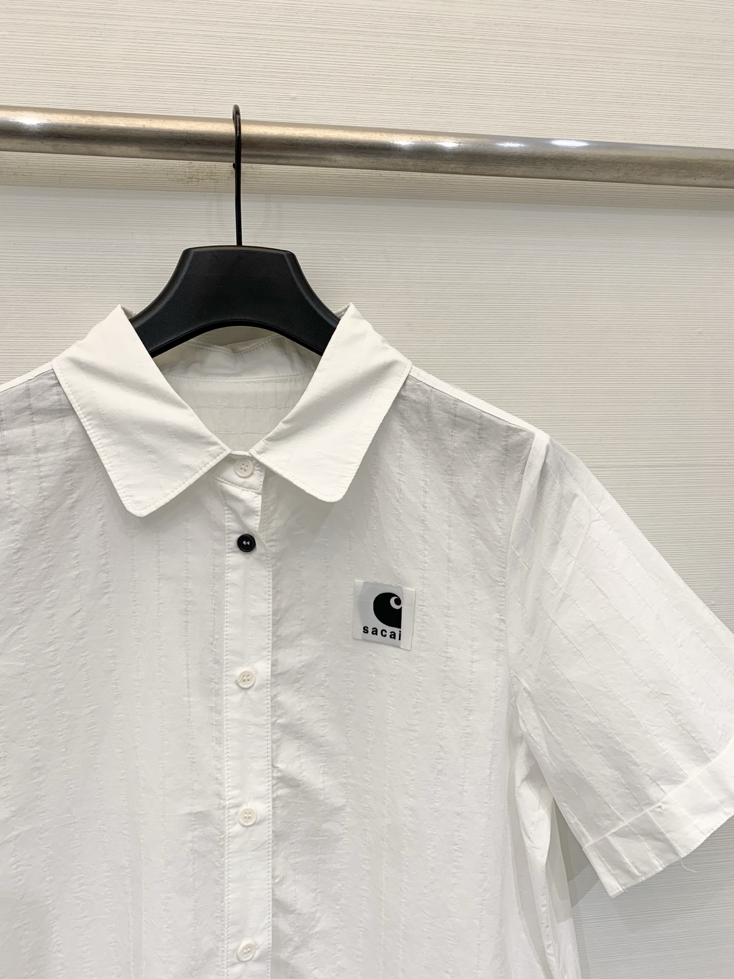 Sacai 26夏季新款 联名风短袖衬衫，短款翻领直筒微宽松版型，下摆不规则荷叶边设计，边缘做黑色撞色锁