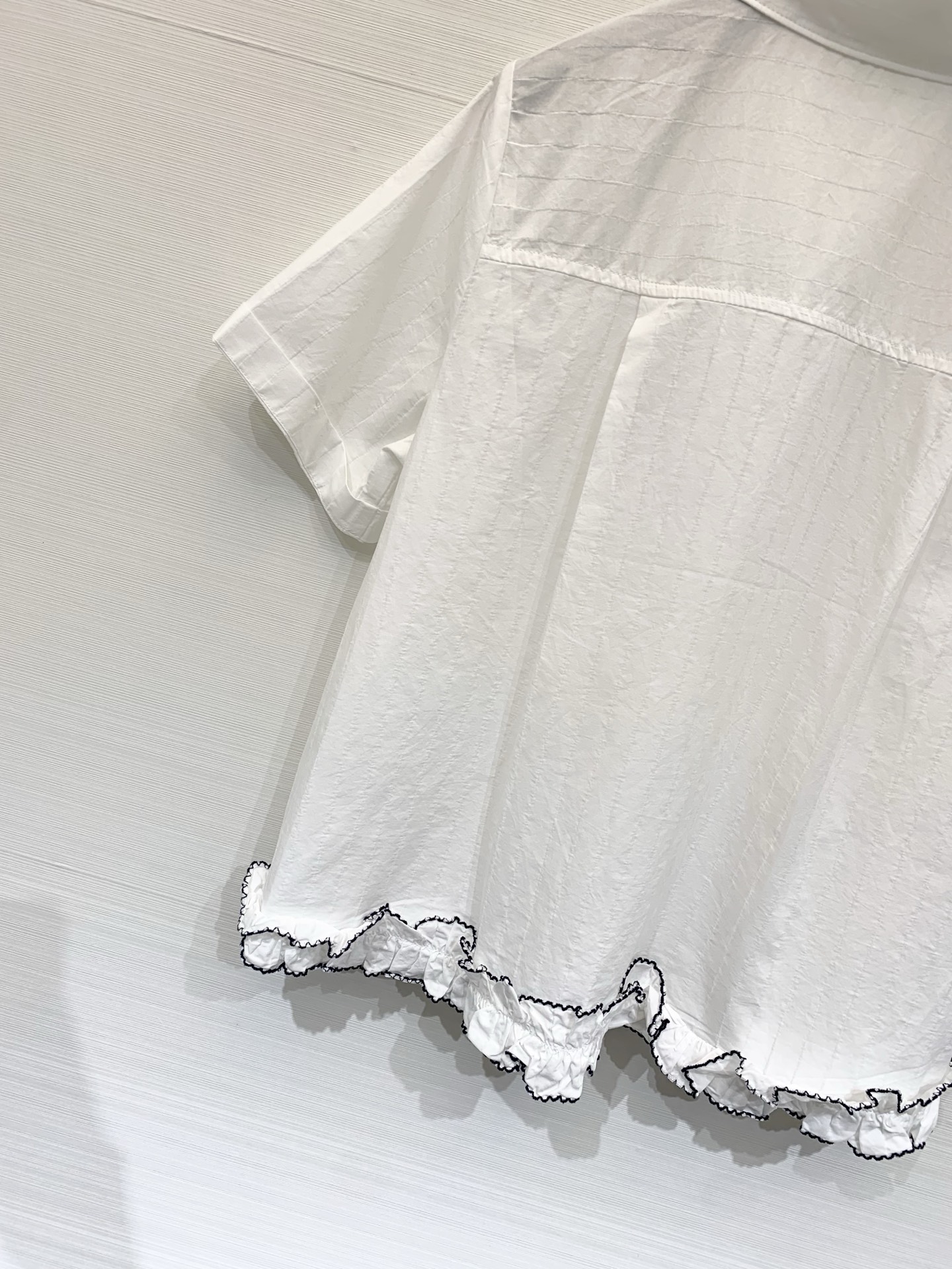 Sacai 26夏季新款 联名风短袖衬衫，短款翻领直筒微宽松版型，下摆不规则荷叶边设计，边缘做黑色撞色锁