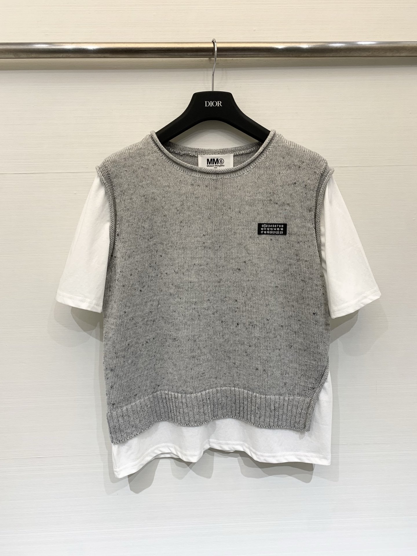 NO:835813,MM6 Maison Margiela 26 spring and summer new model, fake two-piece round neck short-sleeved T-shirt, fake two-piece stacking design, customized snowflake wool fabric, spliced ​​white short sleeves, irregularly exposed hem, creating a sense of layering, suitable for overalls, wide-leg pants, etc. Two-color SML, masion margiela, T-shirt, tees, t-shirt,19860909MM6 Maison Margiela 26春夏新款 假两件圆领短袖T恤,假两件叠穿设计,定制雪花杂点羊毛面料,拼接白色短袖,下摆做了不规则露出,营造层次感,适配工装裤、阔腿裤等搭配 两色SML,,masion margiela,T-shirt,tees，t-shirt,,Women's clothing