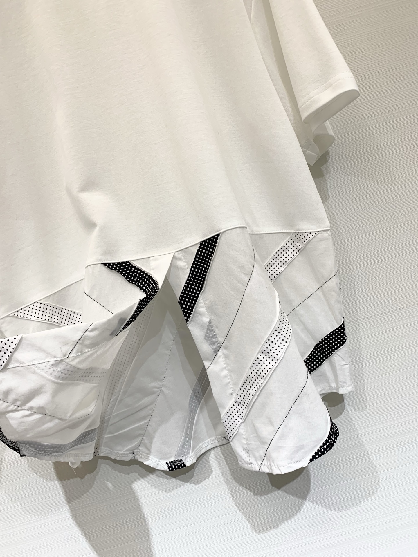 Sacai 26春夏新款 波点拼接假两件短袖T恤，oversized廓形，假两件设计，层次感十足，日系解