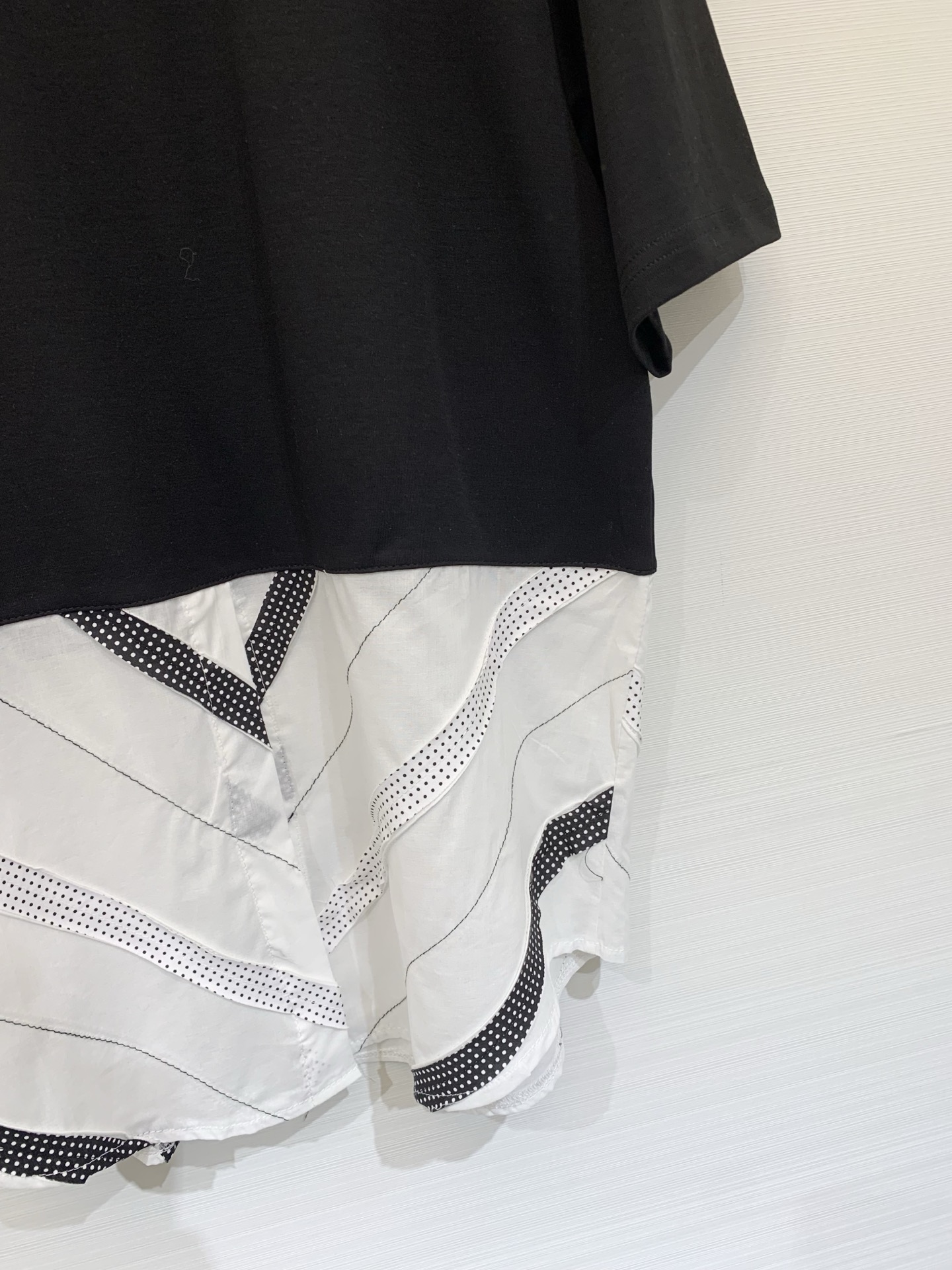 Sacai 26春夏新款 波点拼接假两件短袖T恤，oversized廓形，假两件设计，层次感十足，日系解