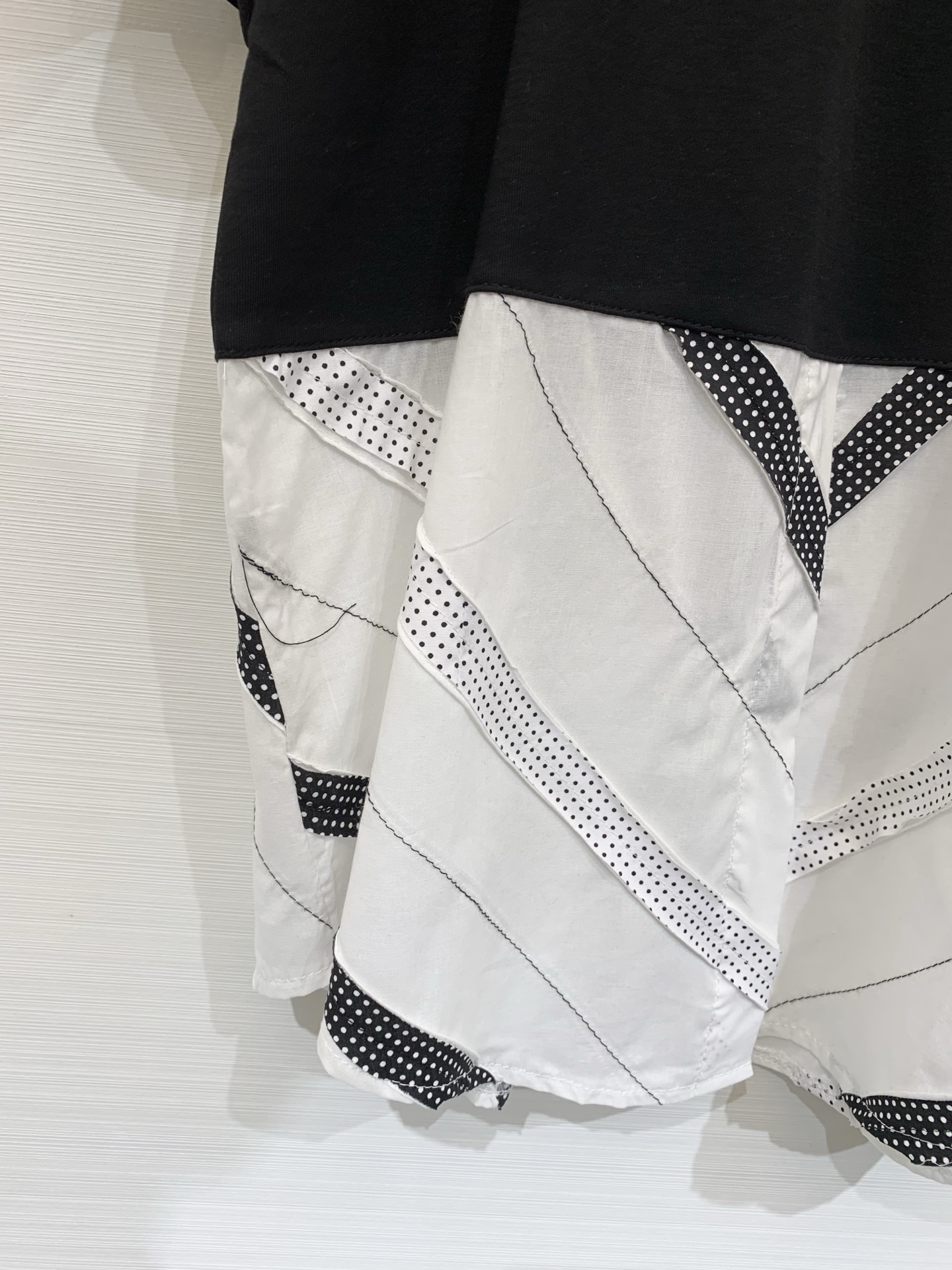 Sacai 26春夏新款 波点拼接假两件短袖T恤，oversized廓形，假两件设计，层次感十足，日系解
