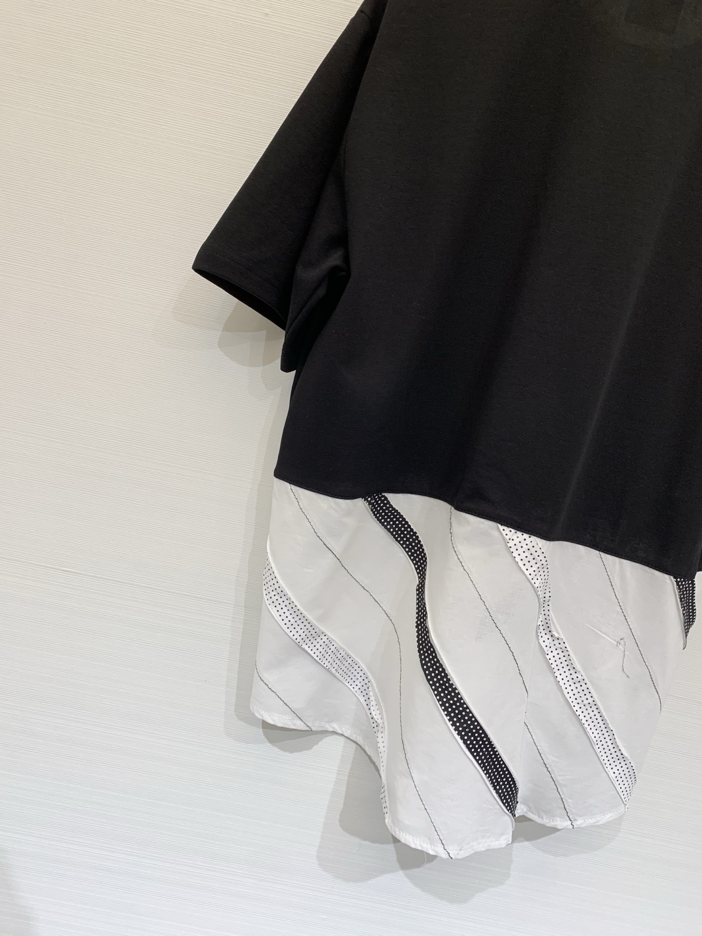 Sacai 26春夏新款 波点拼接假两件短袖T恤，oversized廓形，假两件设计，层次感十足，日系解