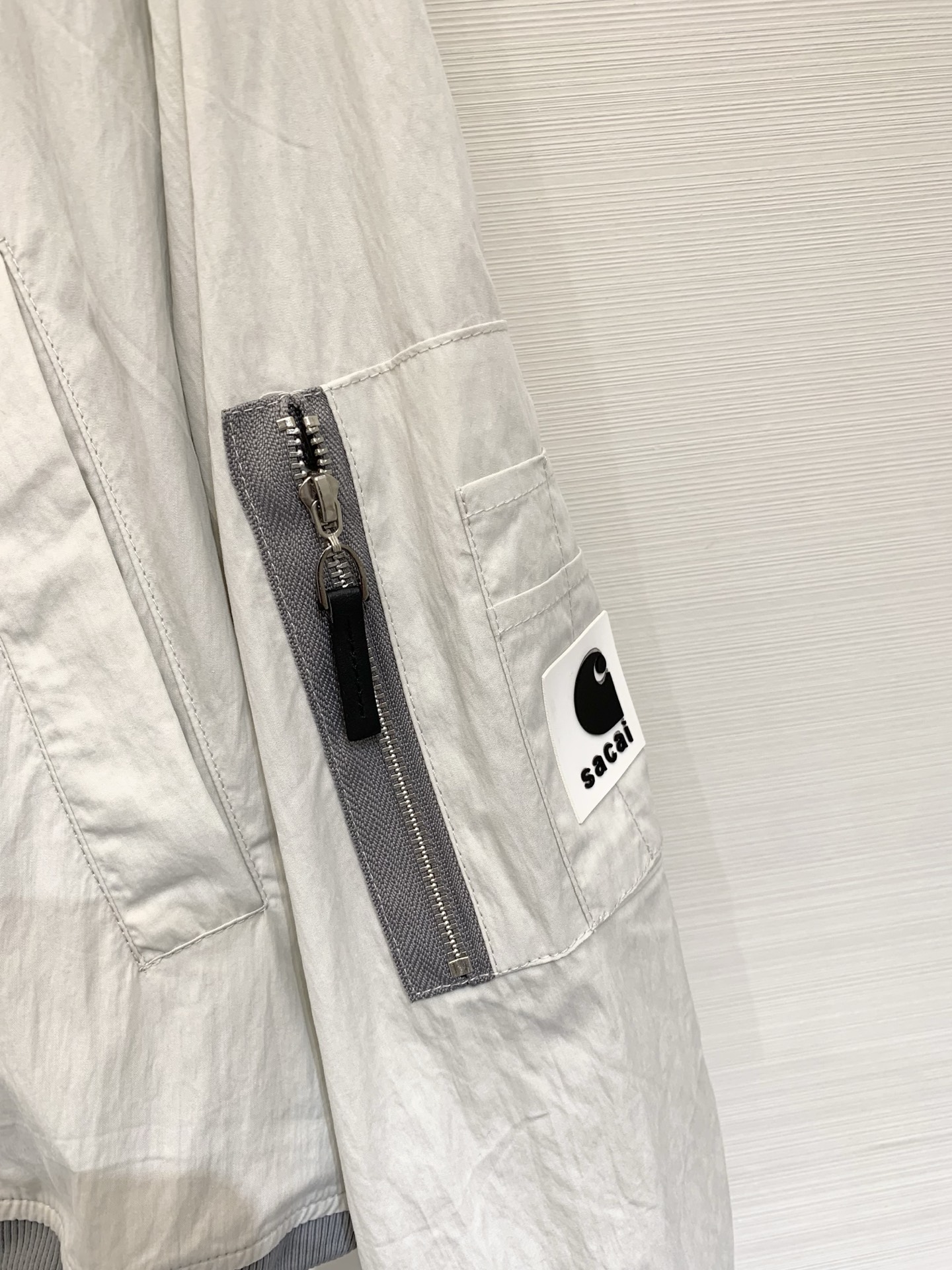 Sacai 26春夏新款 工装风连帽防晒短款外套，自带高腰线效果，显高显瘦，采用轻薄抗皱面料，兼具防晒与