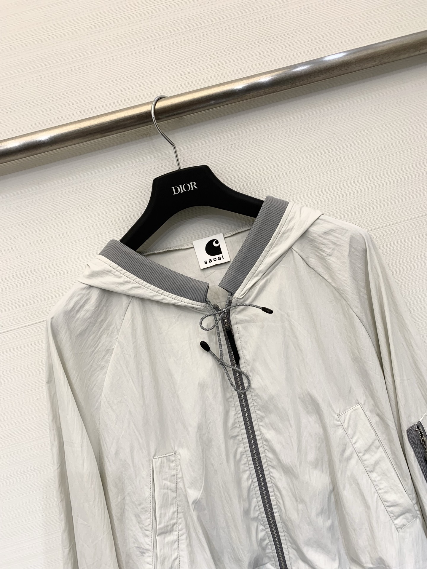 Sacai 26春夏新款 工装风连帽防晒短款外套，自带高腰线效果，显高显瘦，采用轻薄抗皱面料，兼具防晒与