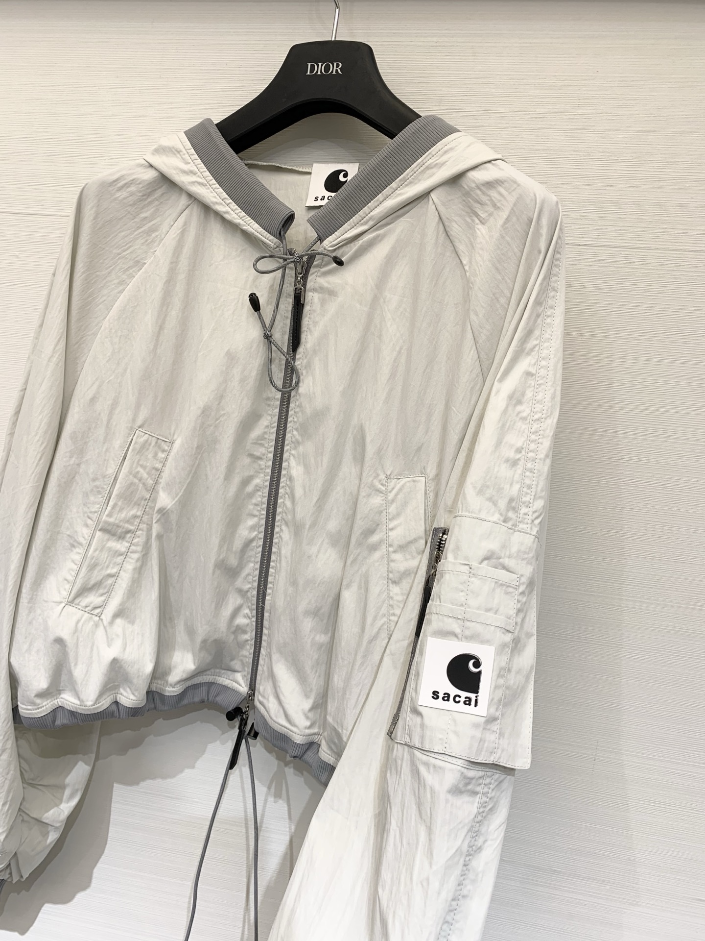 Sacai 26春夏新款 工装风连帽防晒短款外套，自带高腰线效果，显高显瘦，采用轻薄抗皱面料，兼具防晒与
