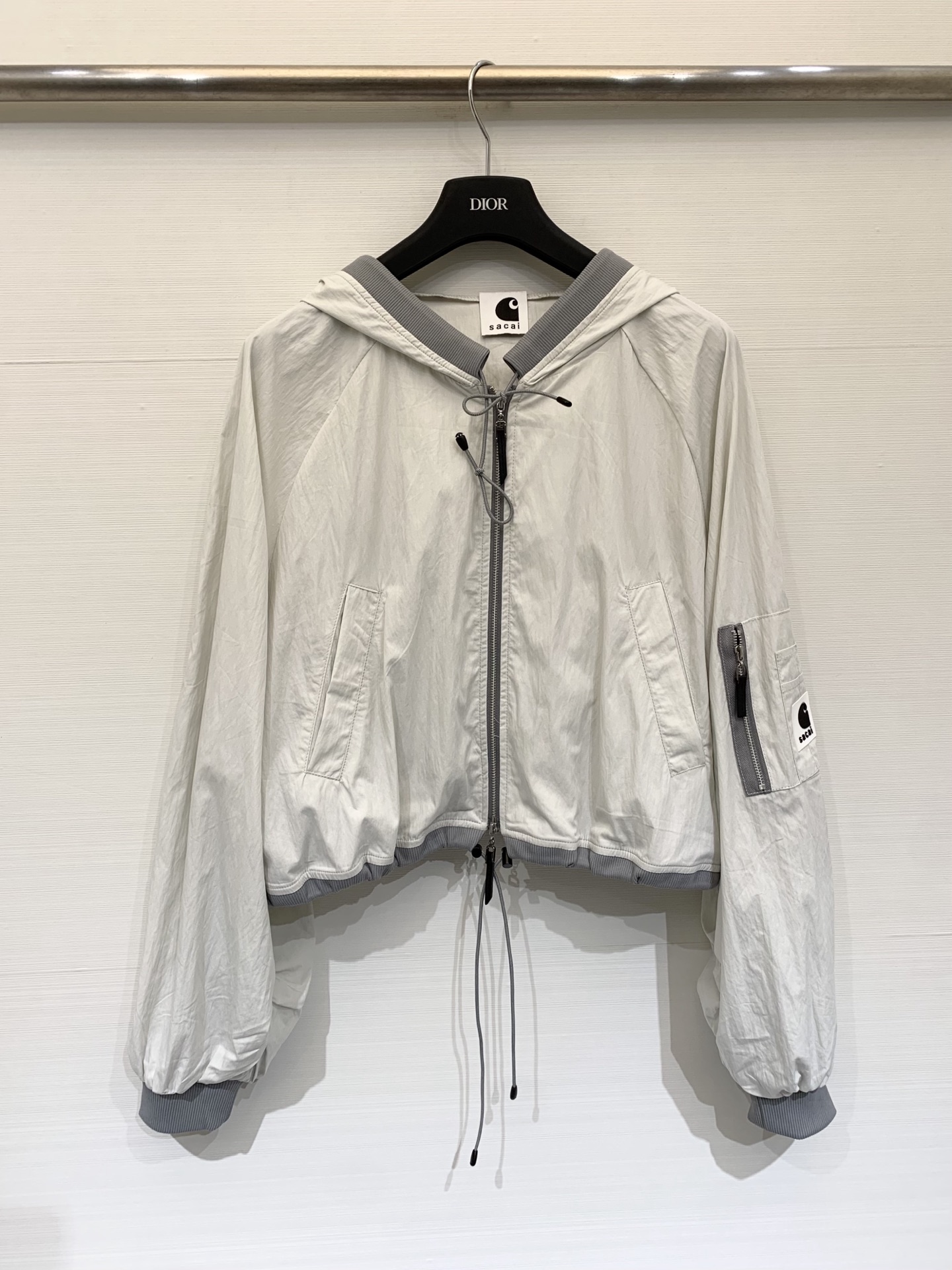 Sacai 26春夏新款 工装风连帽防晒短款外套，自带高腰线效果，显高显瘦，采用轻薄抗皱面料，兼具防晒与