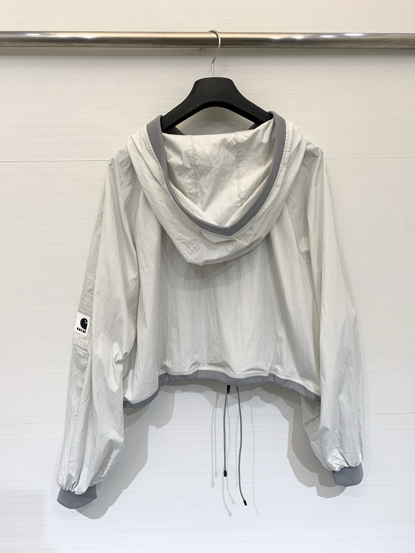 Sacai 26春夏新款 工装风连帽防晒短款外套，自带高腰线效果，显高显瘦，采用轻薄抗皱面料，兼具防晒与