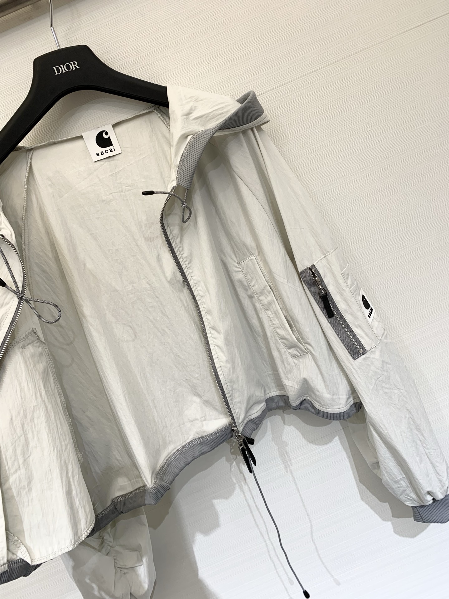 Sacai 26春夏新款 工装风连帽防晒短款外套，自带高腰线效果，显高显瘦，采用轻薄抗皱面料，兼具防晒与
