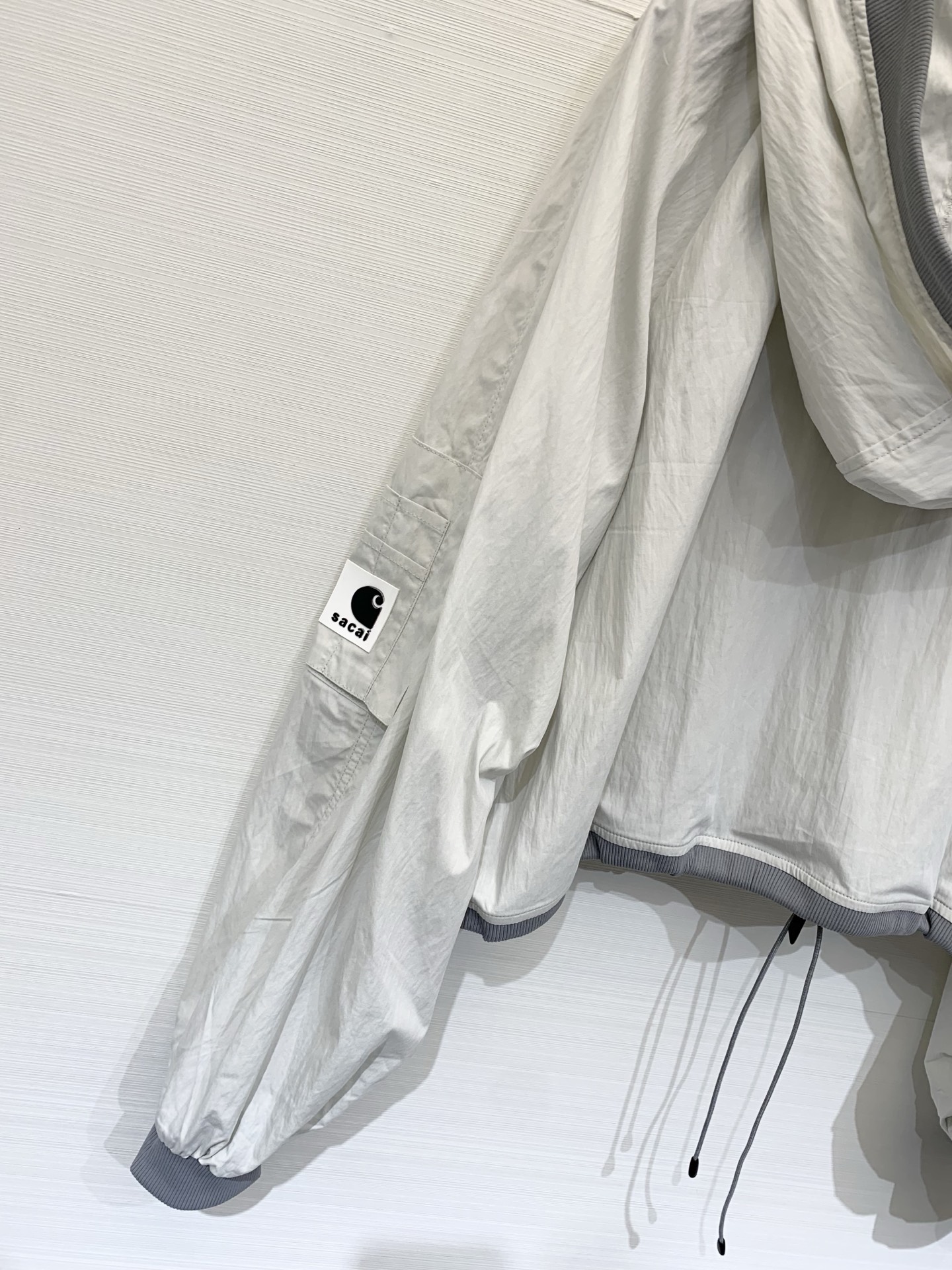 Sacai 26春夏新款 工装风连帽防晒短款外套，自带高腰线效果，显高显瘦，采用轻薄抗皱面料，兼具防晒与