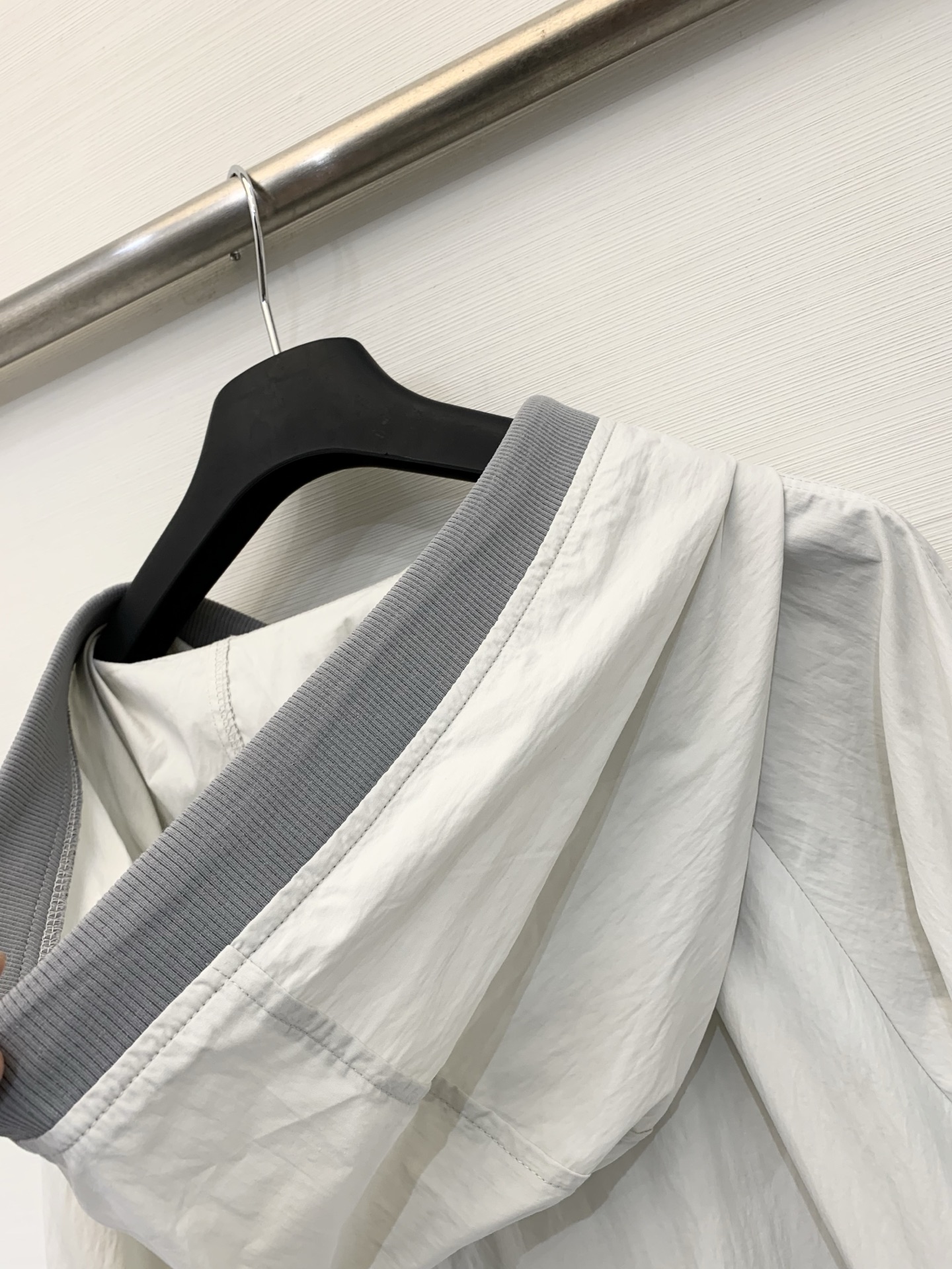 Sacai 26春夏新款 工装风连帽防晒短款外套，自带高腰线效果，显高显瘦，采用轻薄抗皱面料，兼具防晒与