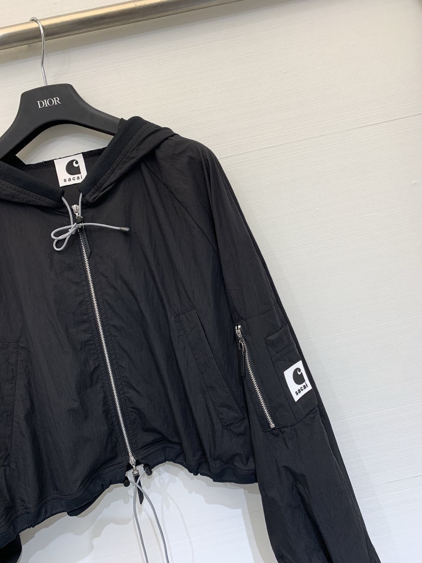 Sacai 26春夏新款 工装风连帽防晒短款外套，自带高腰线效果，显高显瘦，采用轻薄抗皱面料，兼具防晒与