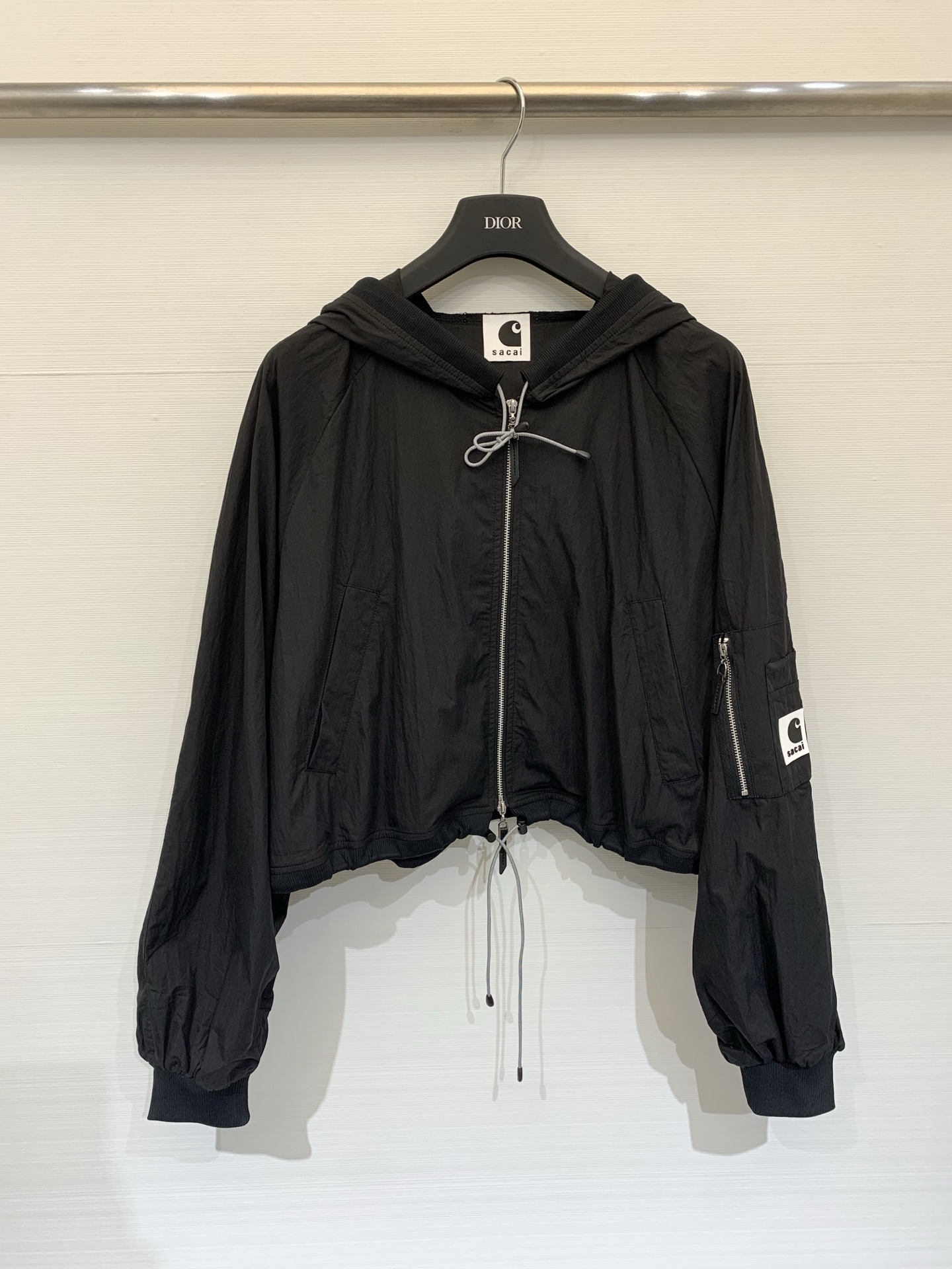 Sacai 26春夏新款 工装风连帽防晒短款外套，自带高腰线效果，显高显瘦，采用轻薄抗皱面料，兼具防晒与