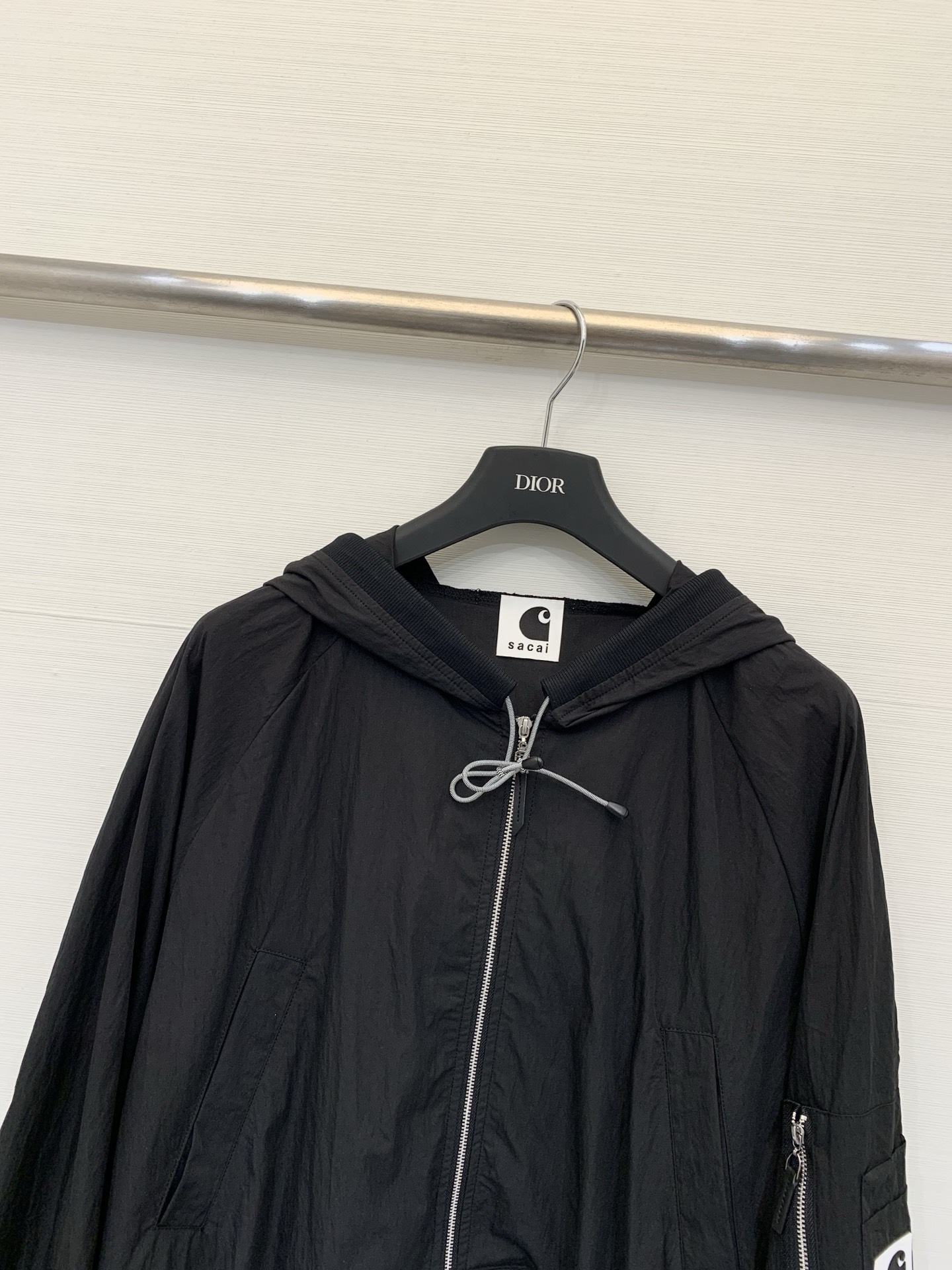 Sacai 26春夏新款 工装风连帽防晒短款外套，自带高腰线效果，显高显瘦，采用轻薄抗皱面料，兼具防晒与