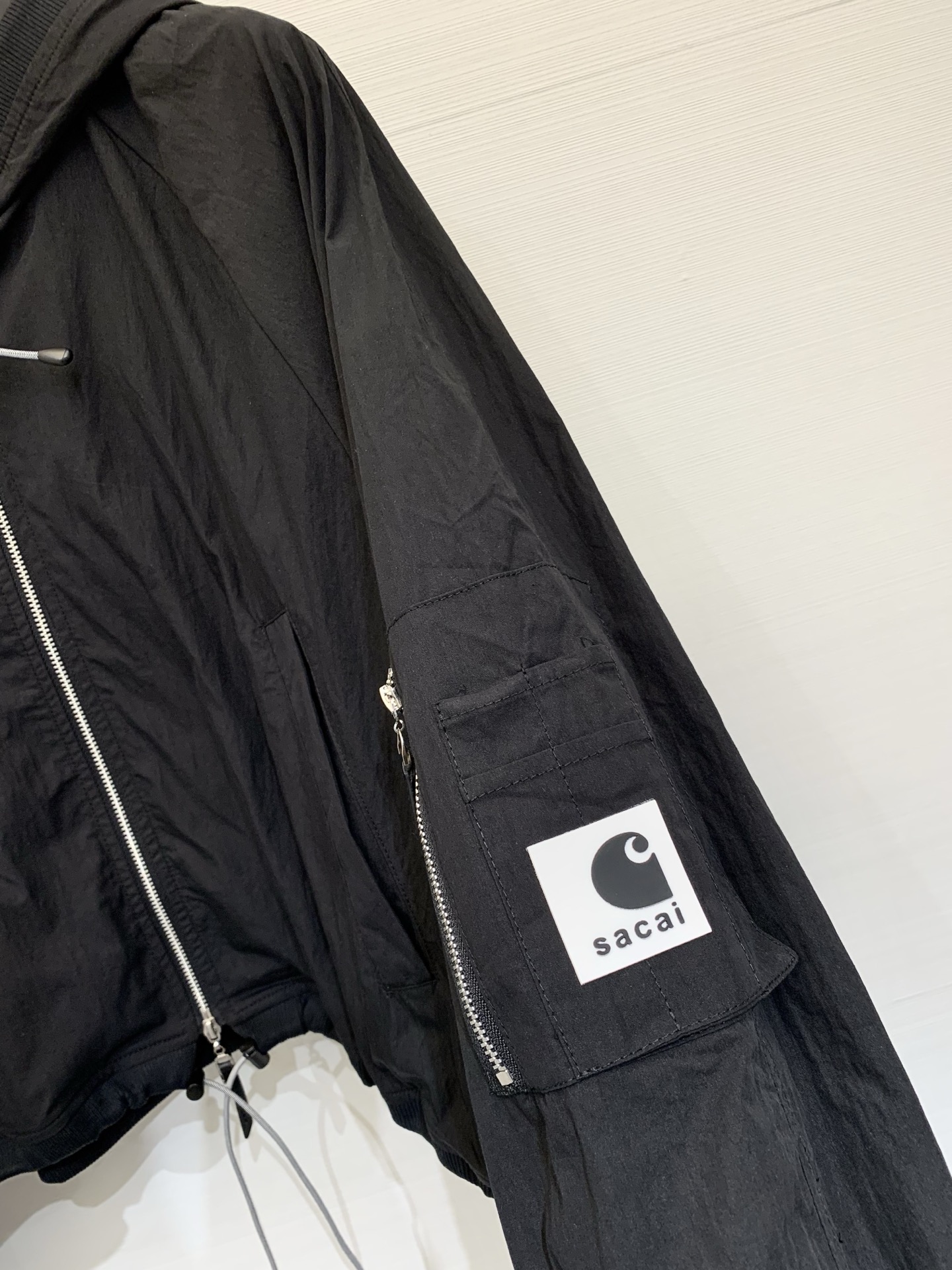 Sacai 26春夏新款 工装风连帽防晒短款外套，自带高腰线效果，显高显瘦，采用轻薄抗皱面料，兼具防晒与