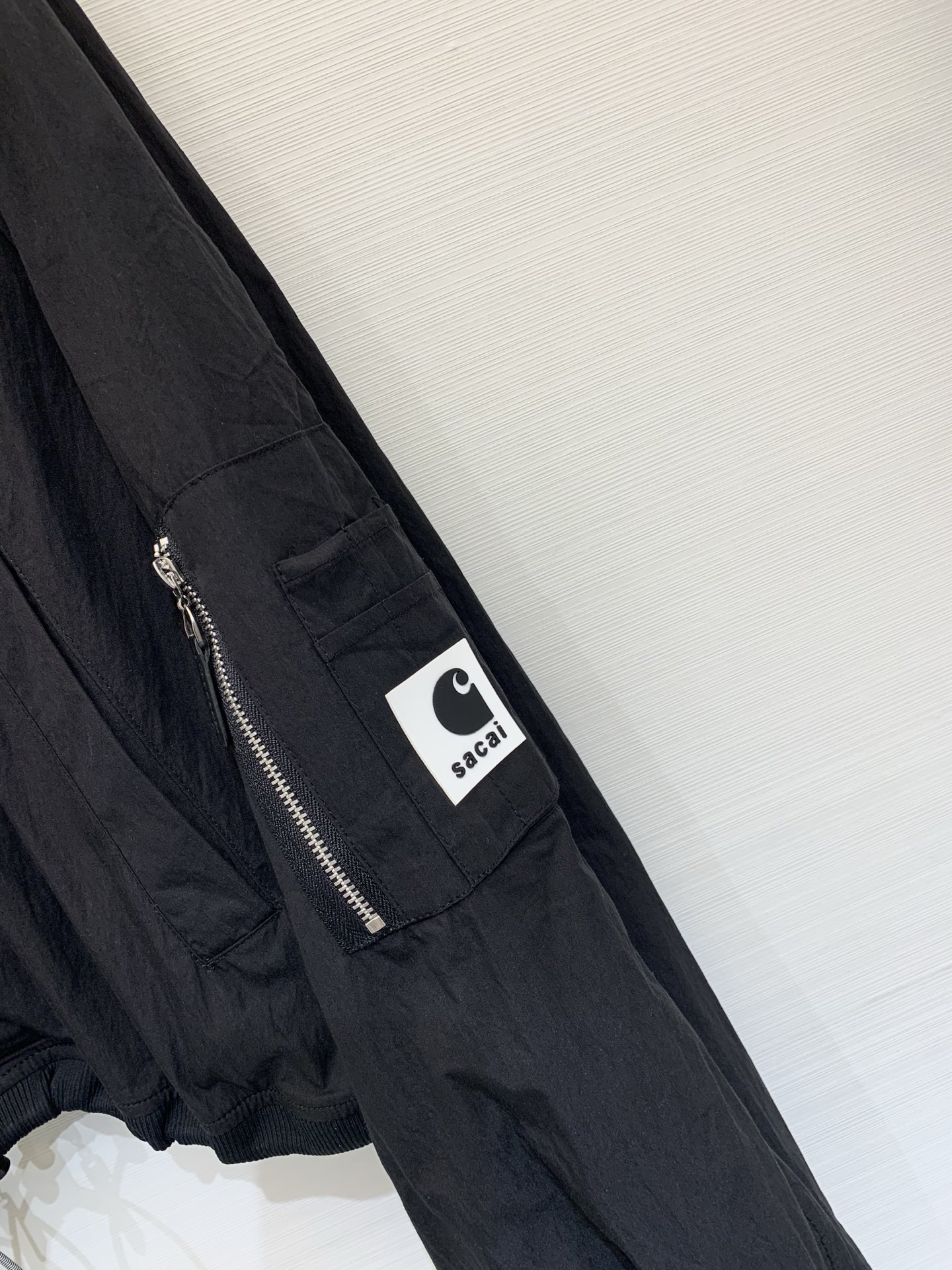 Sacai 26春夏新款 工装风连帽防晒短款外套，自带高腰线效果，显高显瘦，采用轻薄抗皱面料，兼具防晒与