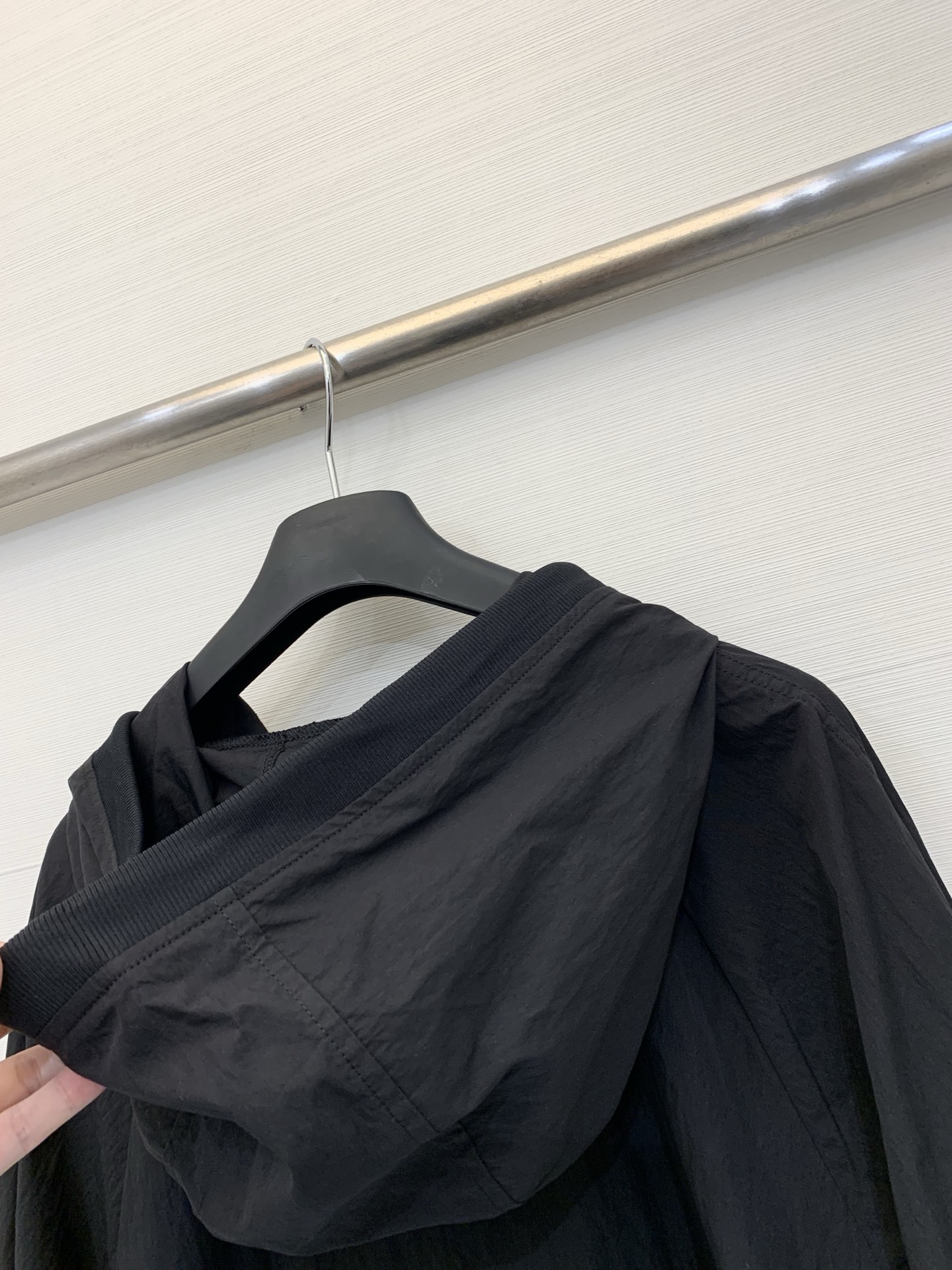 Sacai 26春夏新款 工装风连帽防晒短款外套，自带高腰线效果，显高显瘦，采用轻薄抗皱面料，兼具防晒与