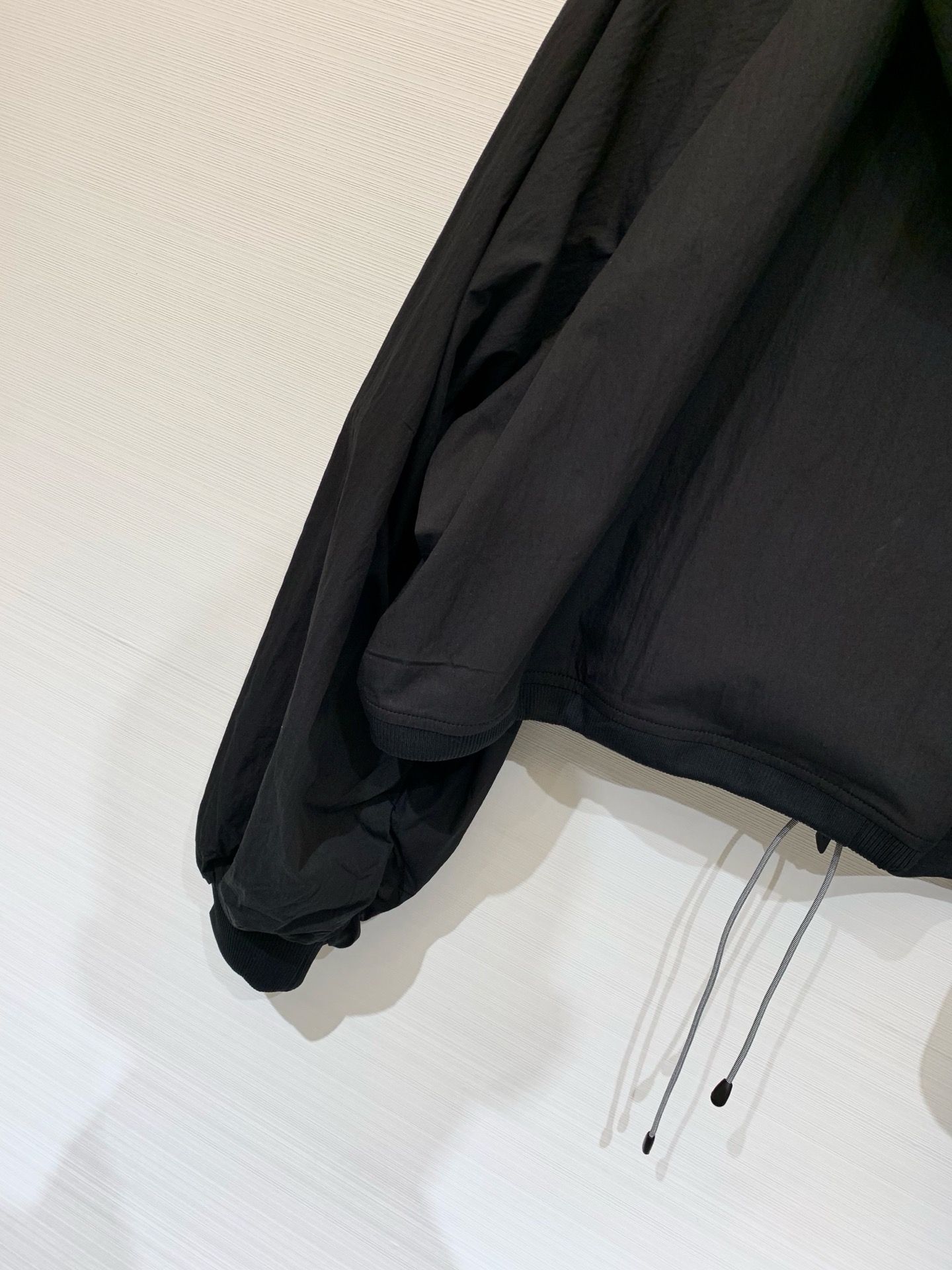 Sacai 26春夏新款 工装风连帽防晒短款外套，自带高腰线效果，显高显瘦，采用轻薄抗皱面料，兼具防晒与