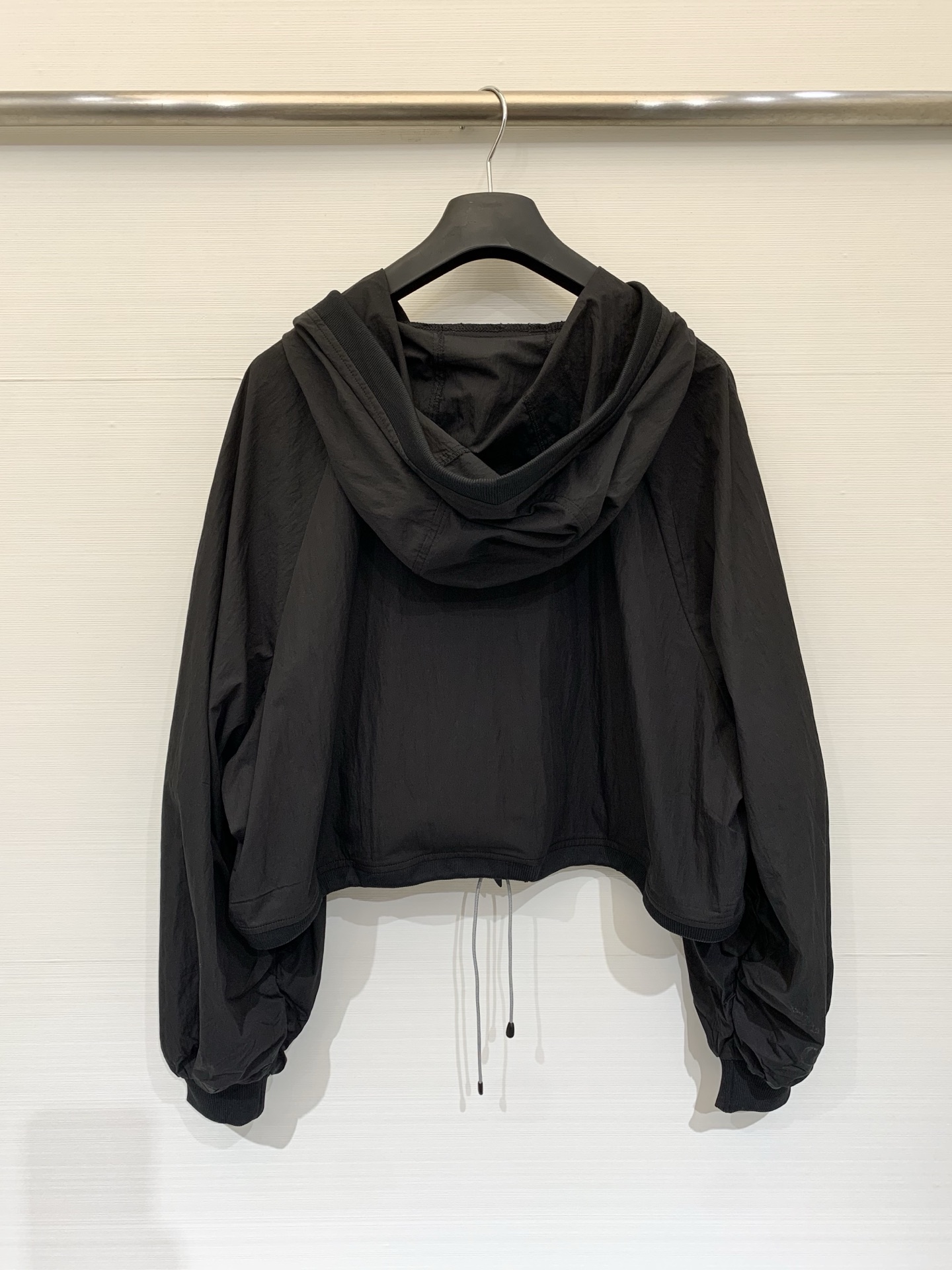 Sacai 26春夏新款 工装风连帽防晒短款外套，自带高腰线效果，显高显瘦，采用轻薄抗皱面料，兼具防晒与