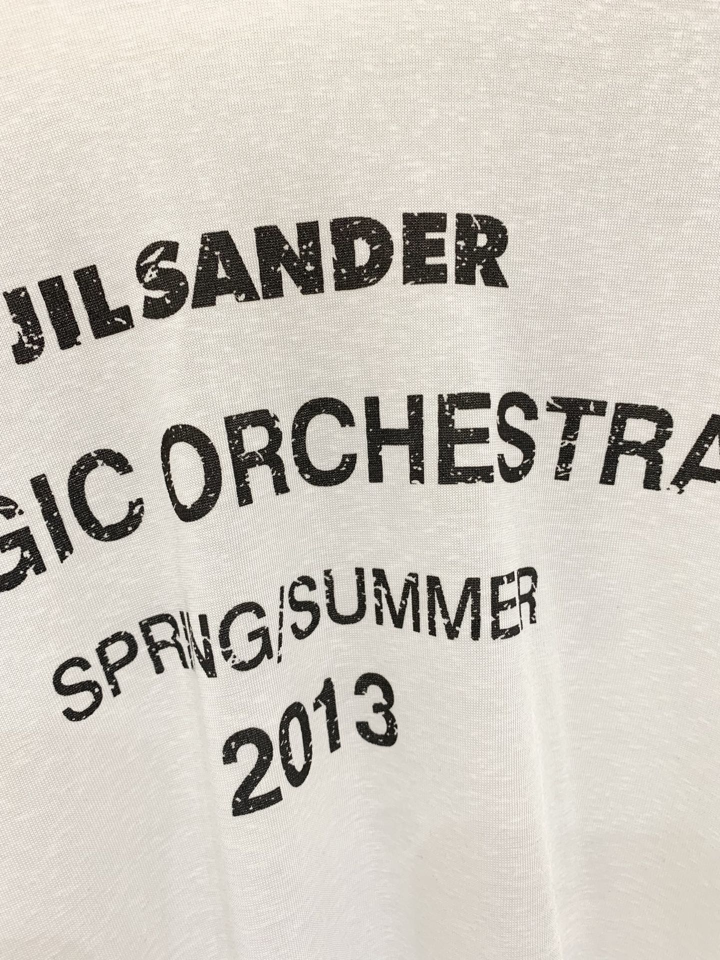 JILSANDER 26夏季新款 短款防晒长袖T恤，微透版型，自带慵懒松弛感，胸前做旧印花，单穿清爽、叠