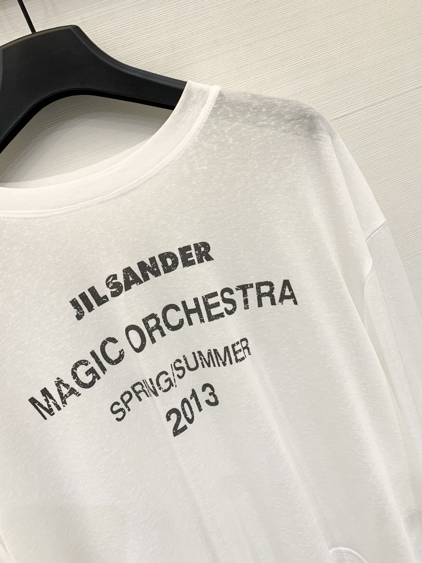 JILSANDER 26夏季新款 短款防晒长袖T恤，微透版型，自带慵懒松弛感，胸前做旧印花，单穿清爽、叠