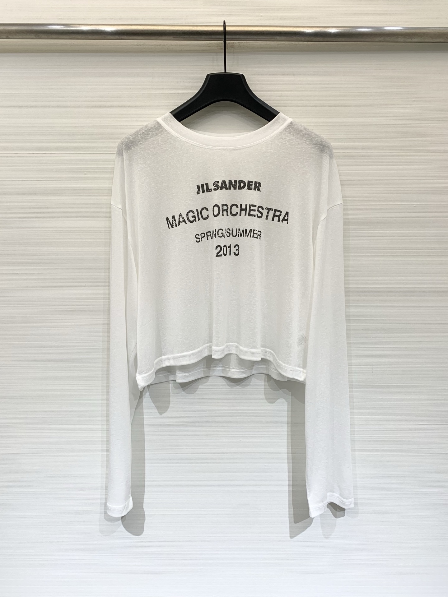 JILSANDER 26夏季新款 短款防晒长袖T恤，微透版型，自带慵懒松弛感，胸前做旧印花，单穿清爽、叠