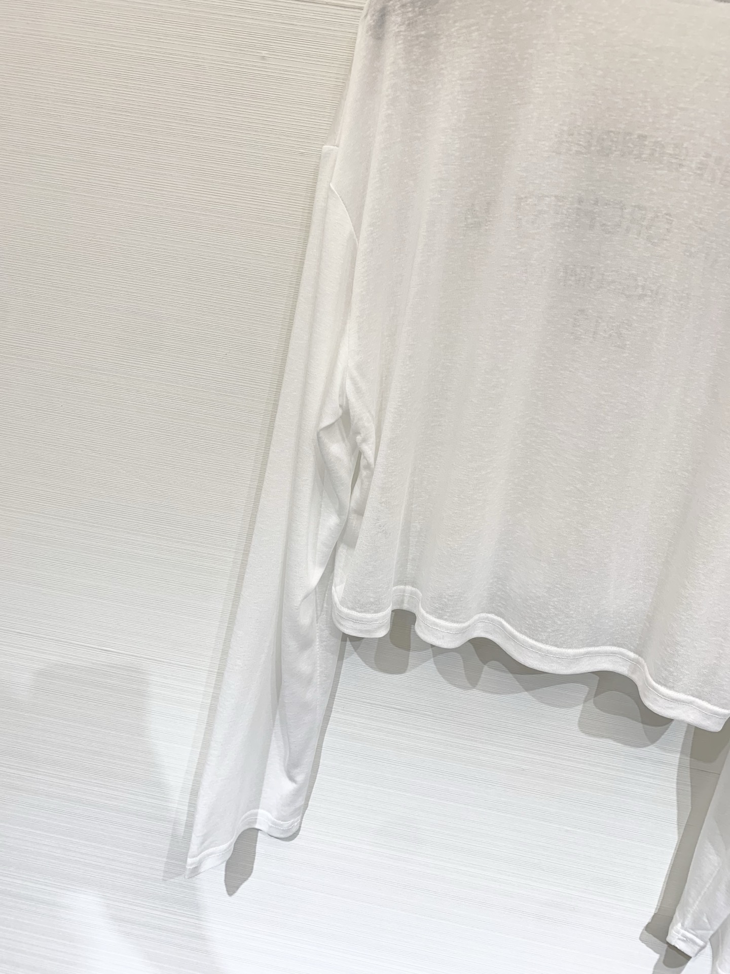 JILSANDER 26夏季新款 短款防晒长袖T恤，微透版型，自带慵懒松弛感，胸前做旧印花，单穿清爽、叠
