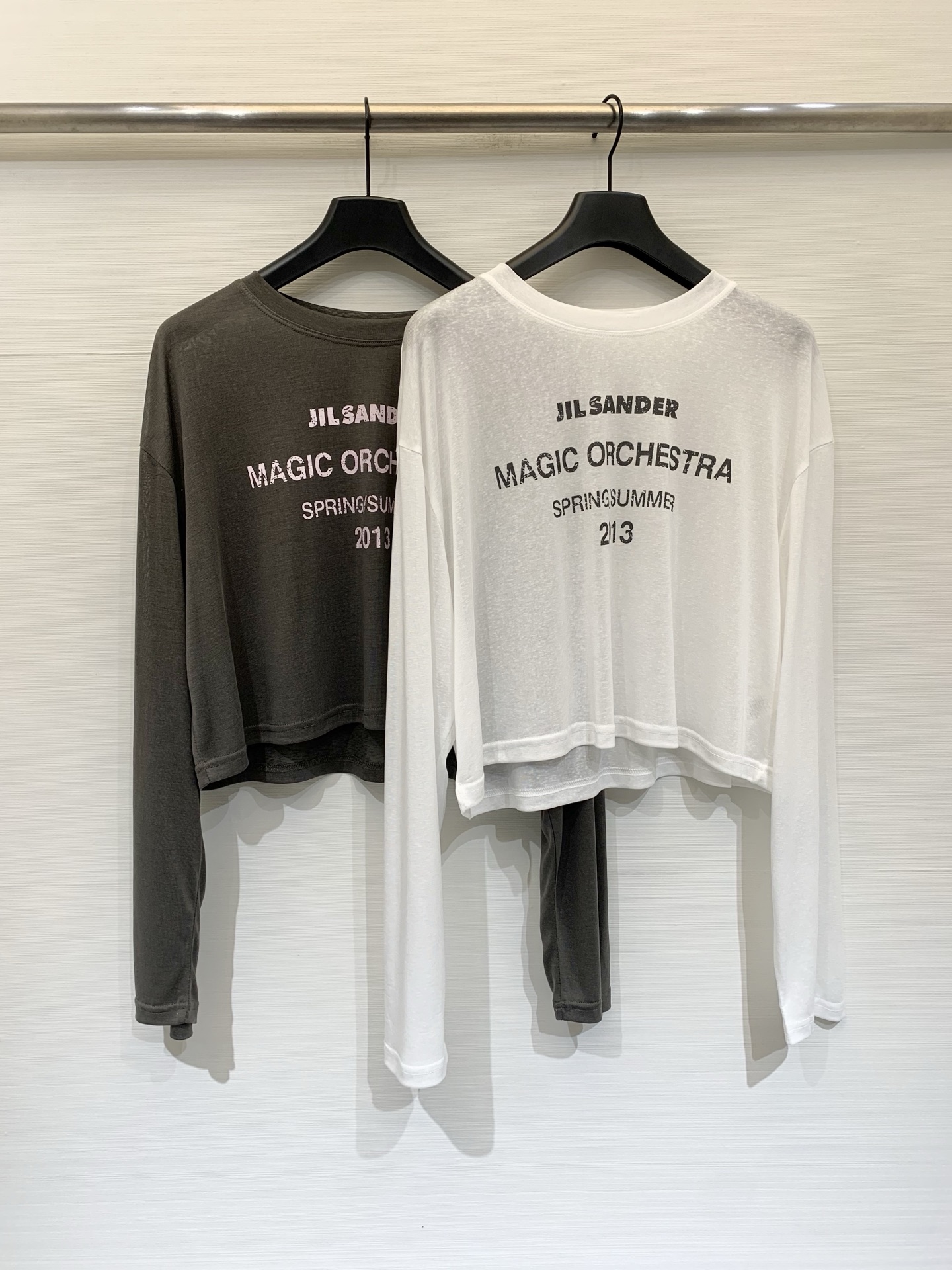JILSANDER 26夏季新款 短款防晒长袖T恤，微透版型，自带慵懒松弛感，胸前做旧印花，单穿清爽、叠