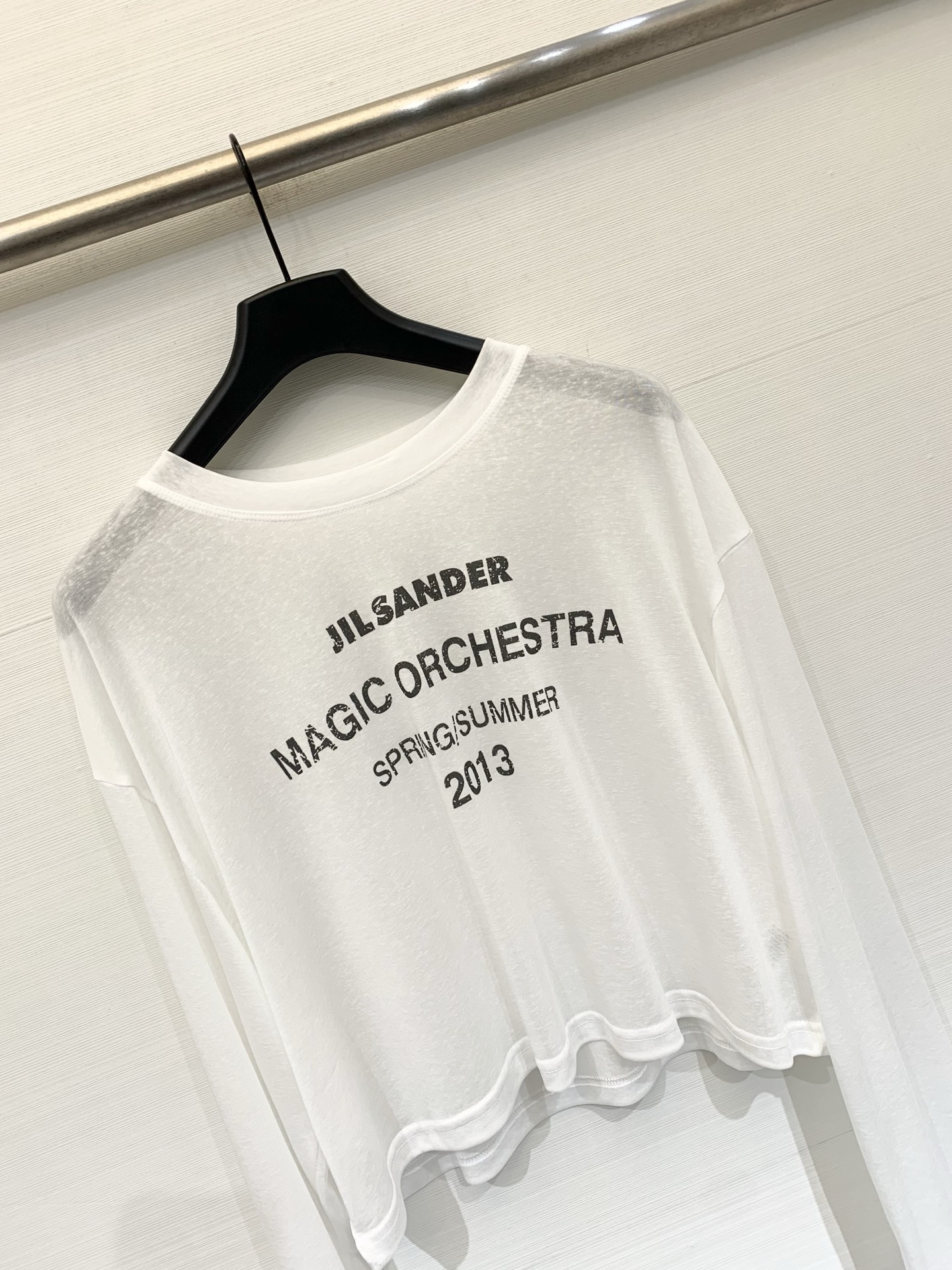 JILSANDER 26夏季新款 短款防晒长袖T恤，微透版型，自带慵懒松弛感，胸前做旧印花，单穿清爽、叠