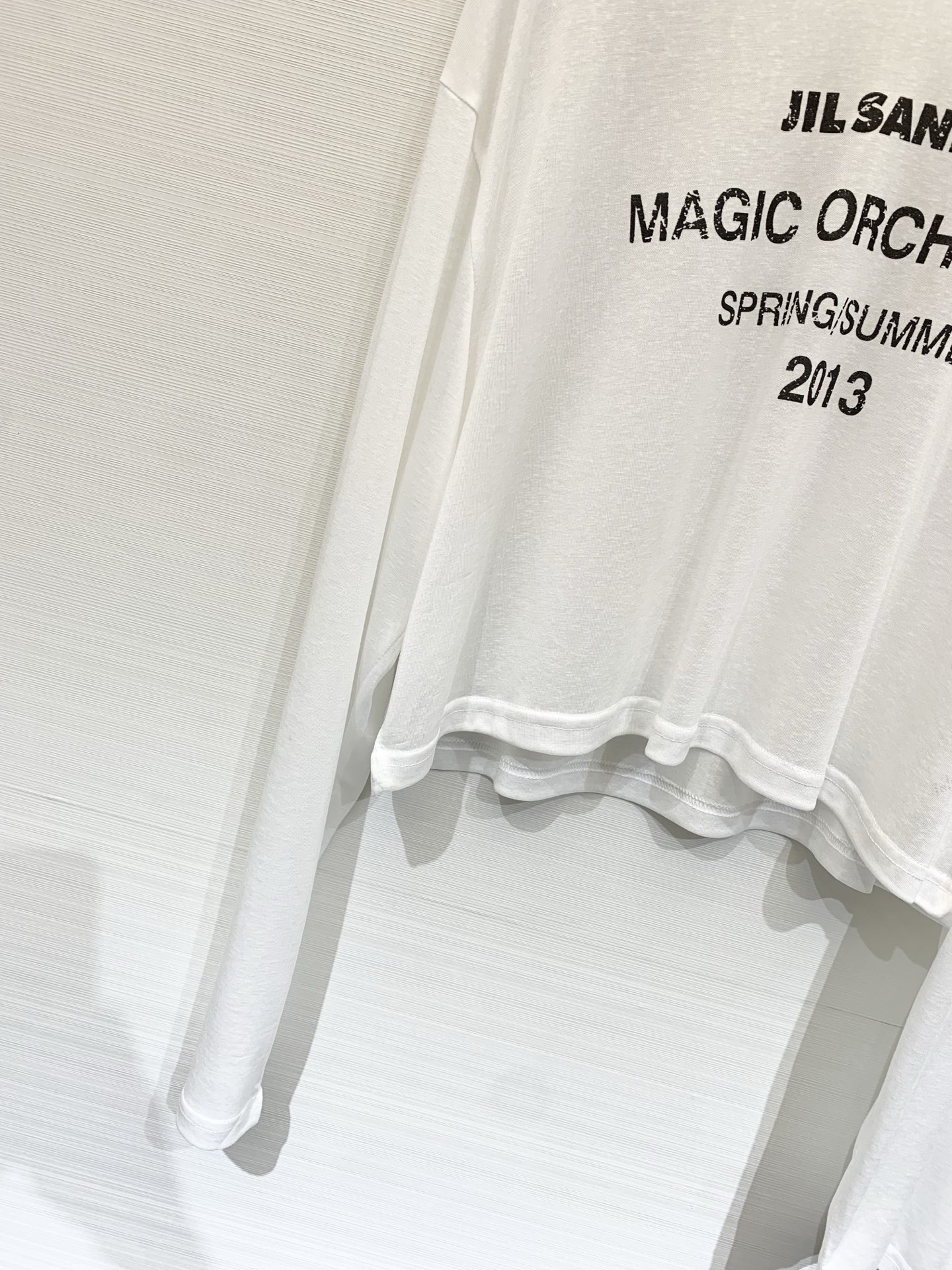 JILSANDER 26夏季新款 短款防晒长袖T恤，微透版型，自带慵懒松弛感，胸前做旧印花，单穿清爽、叠