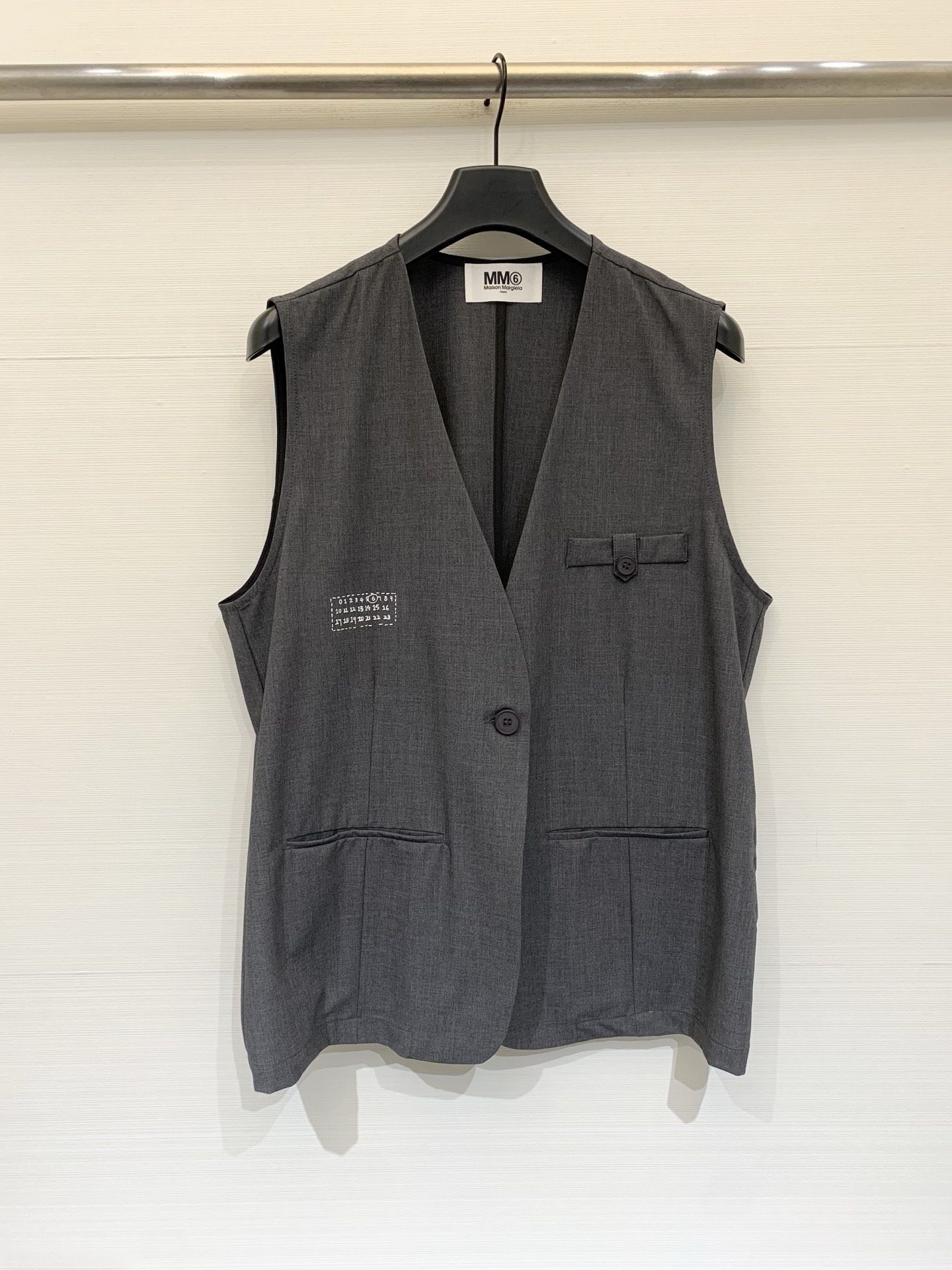 MM6 Maison Margiela 26夏季新款 西装V领马甲，微宽松版型，V领单排扣设计，右侧有数