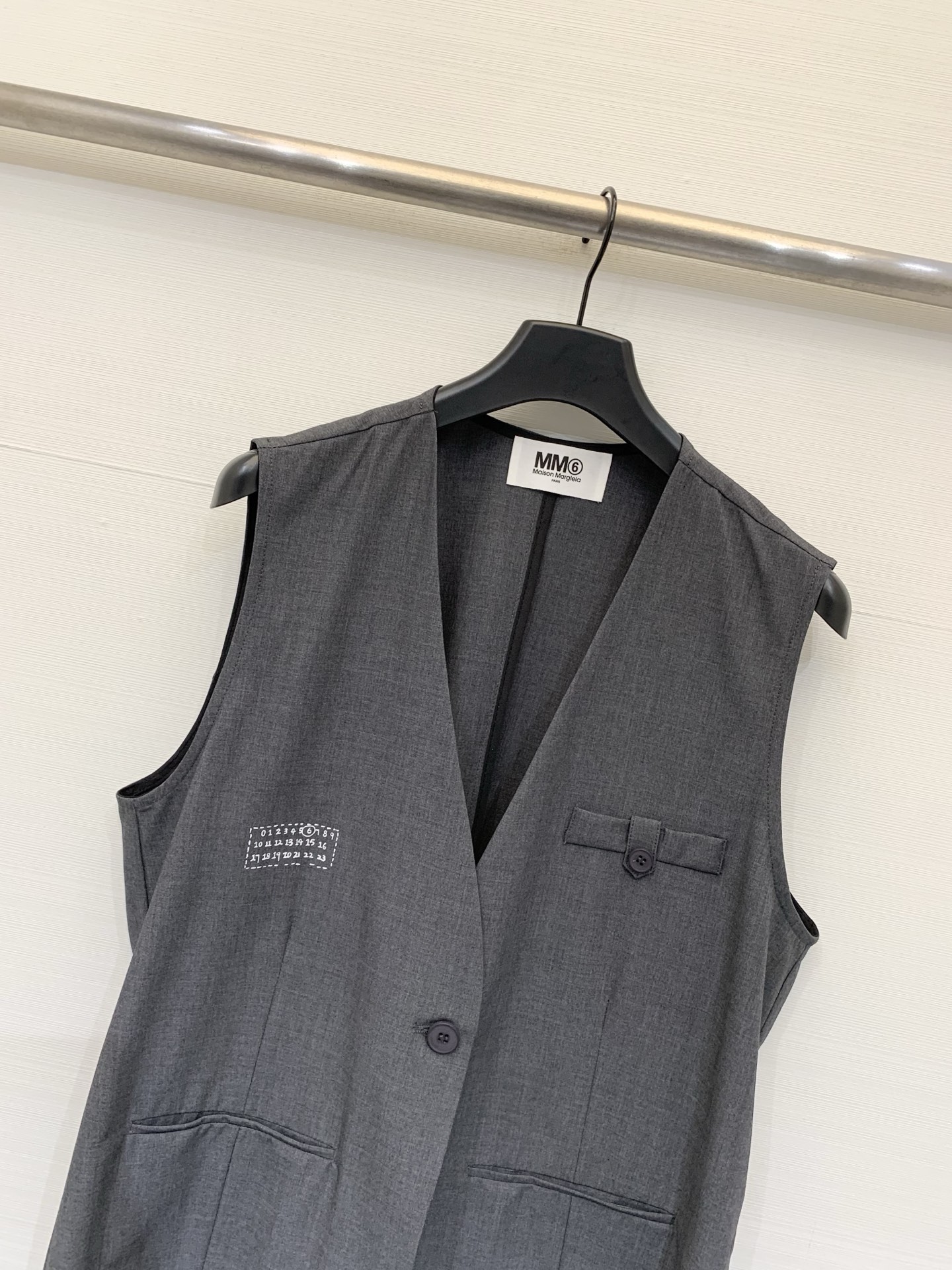 MM6 Maison Margiela 26夏季新款 西装V领马甲，微宽松版型，V领单排扣设计，右侧有数