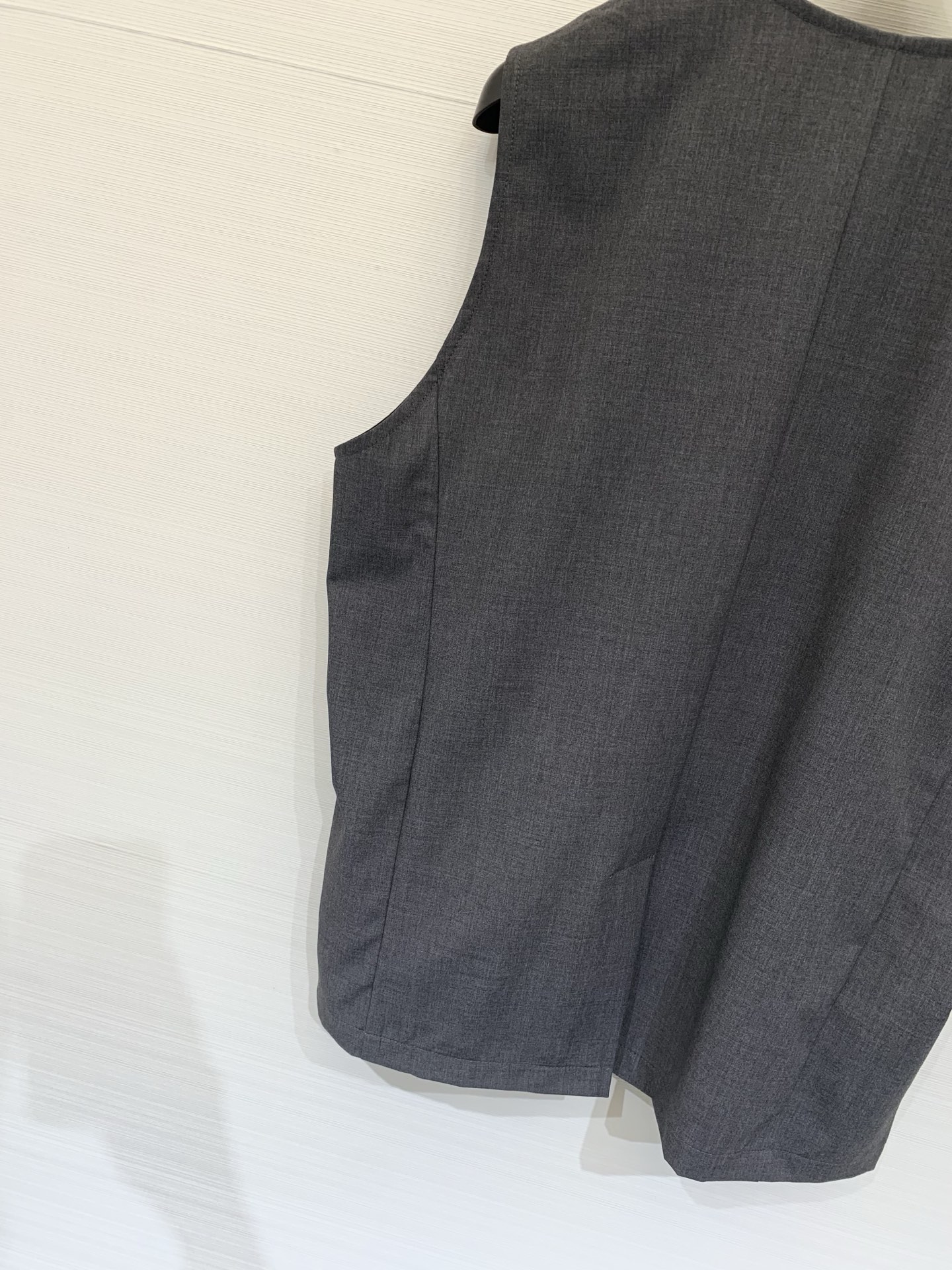MM6 Maison Margiela 26夏季新款 西装V领马甲，微宽松版型，V领单排扣设计，右侧有数