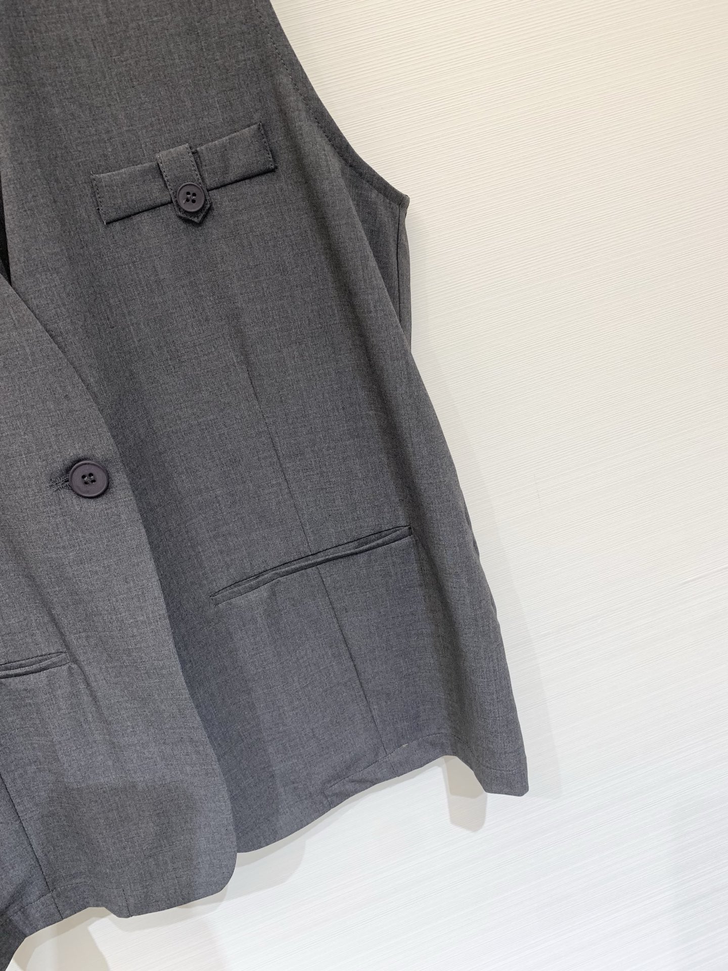 MM6 Maison Margiela 26夏季新款 西装V领马甲，微宽松版型，V领单排扣设计，右侧有数