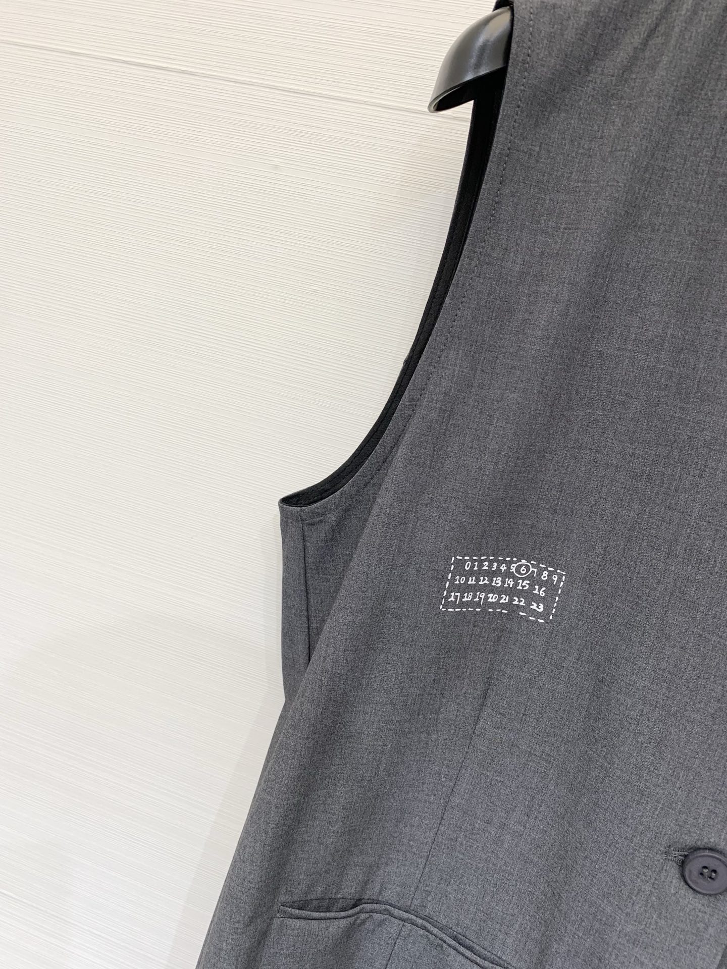 MM6 Maison Margiela 26夏季新款 西装V领马甲，微宽松版型，V领单排扣设计，右侧有数