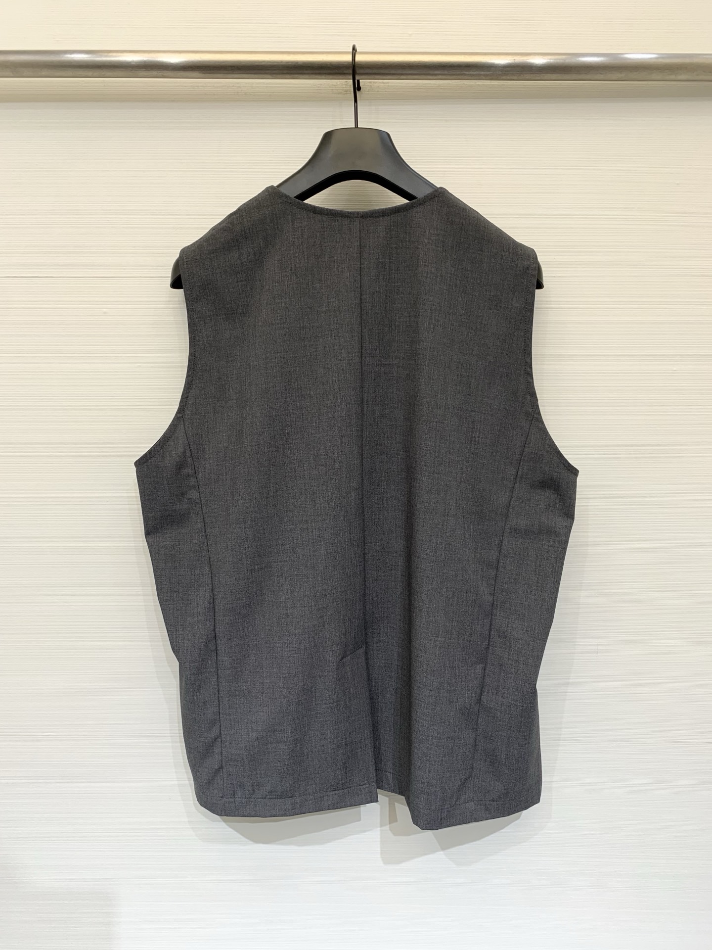 MM6 Maison Margiela 26夏季新款 西装V领马甲，微宽松版型，V领单排扣设计，右侧有数