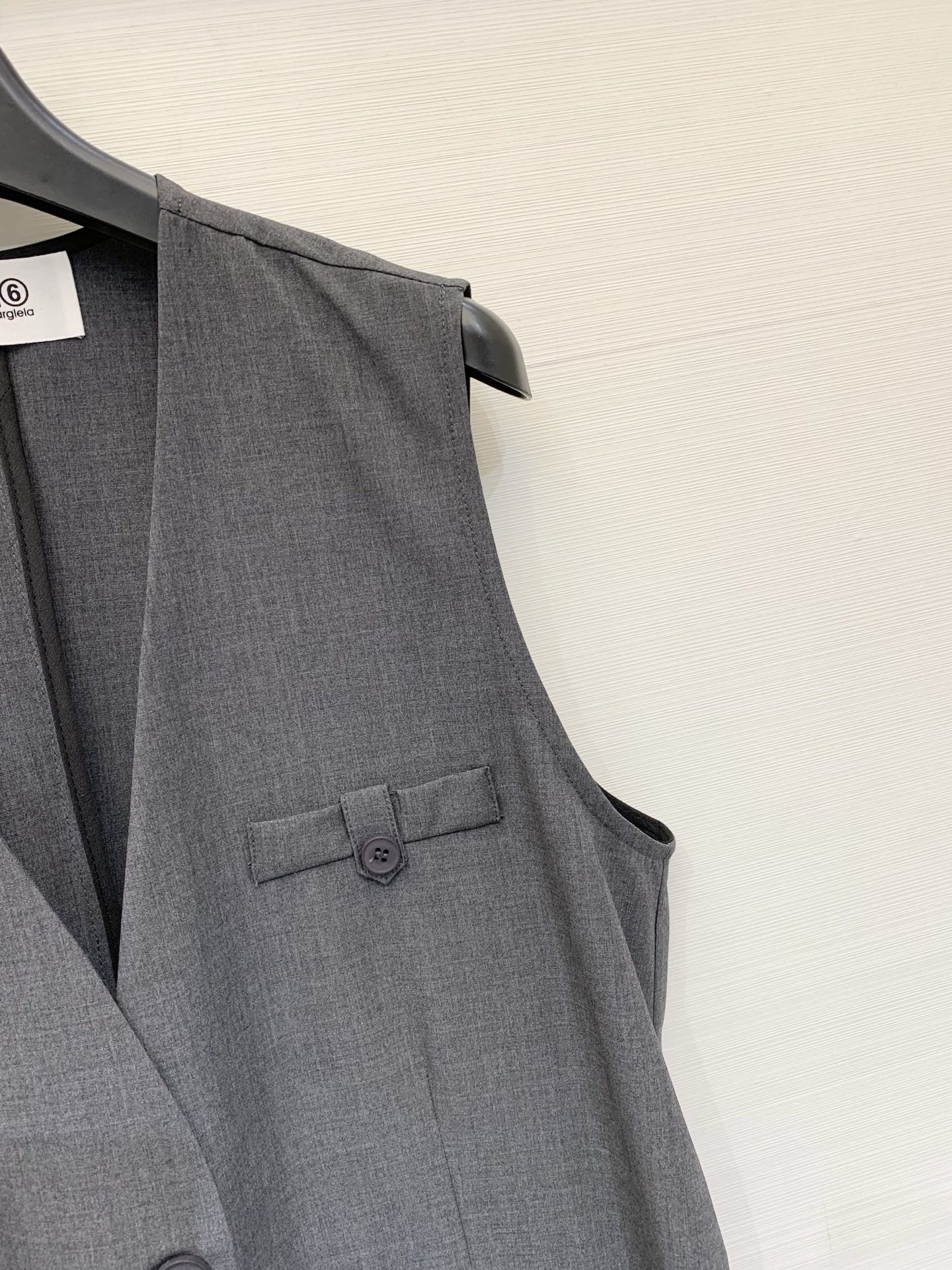 MM6 Maison Margiela 26夏季新款 西装V领马甲，微宽松版型，V领单排扣设计，右侧有数