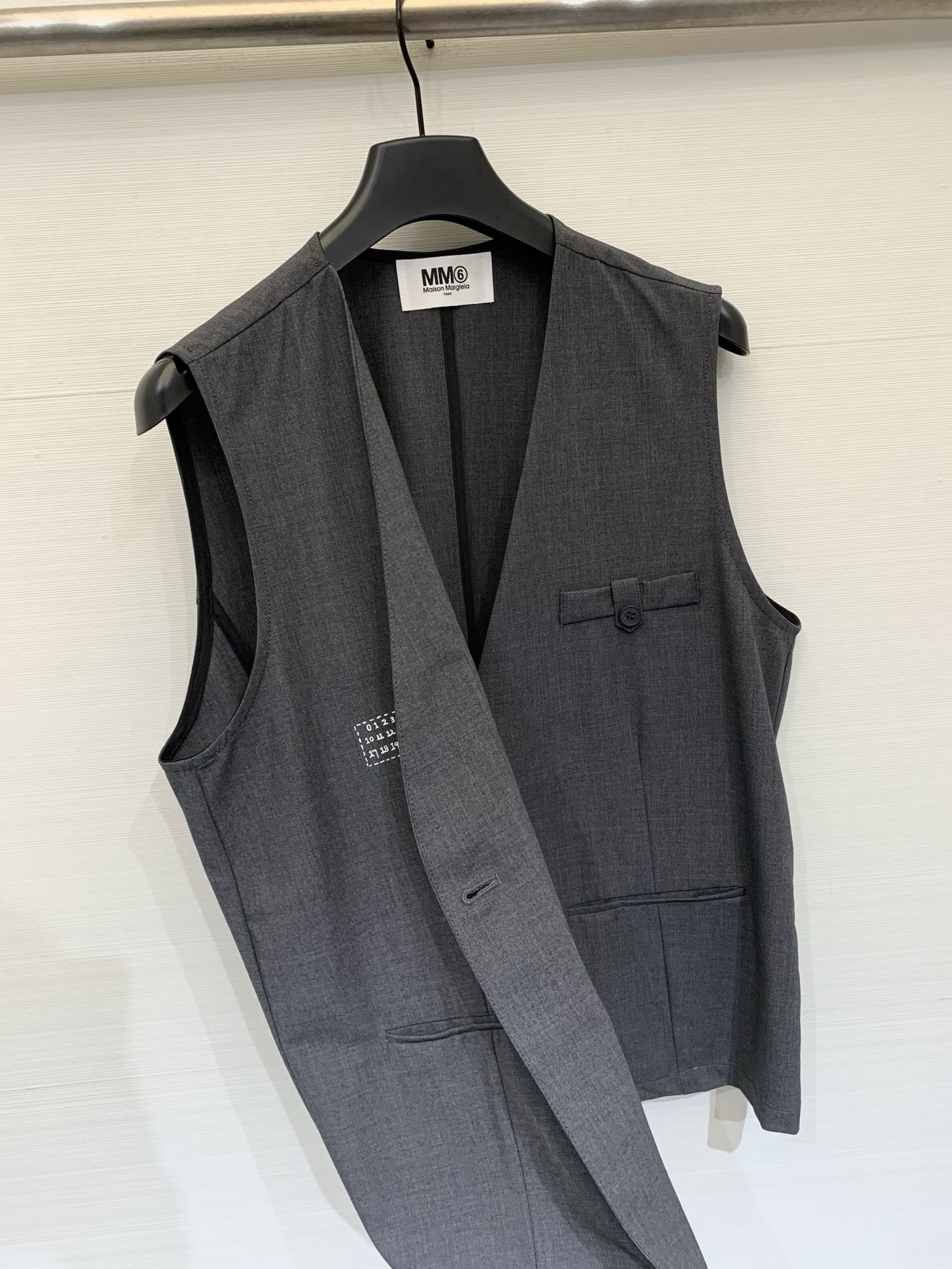 MM6 Maison Margiela 26夏季新款 西装V领马甲，微宽松版型，V领单排扣设计，右侧有数