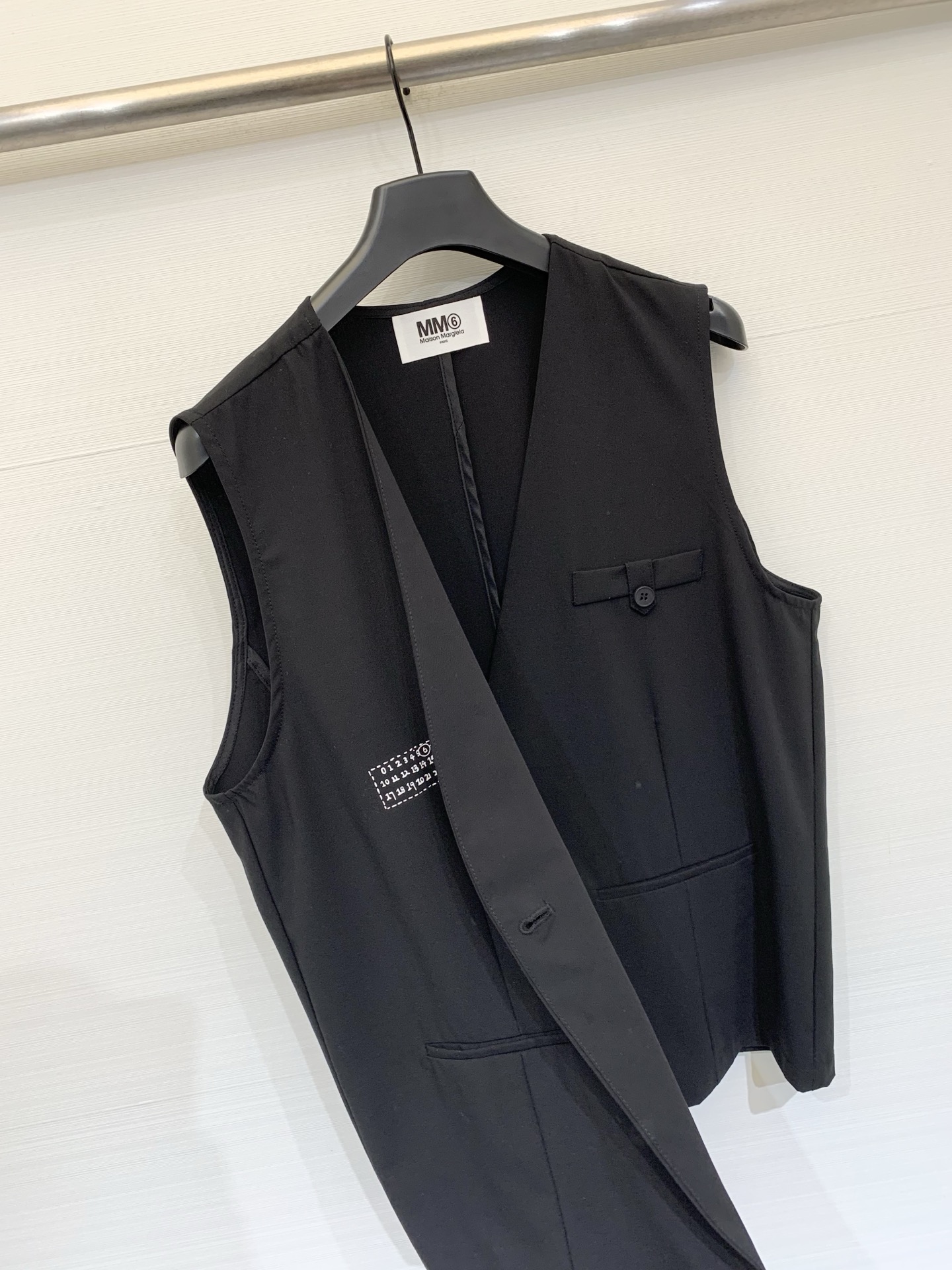 MM6 Maison Margiela 26夏季新款 西装V领马甲，微宽松版型，V领单排扣设计，右侧有数
