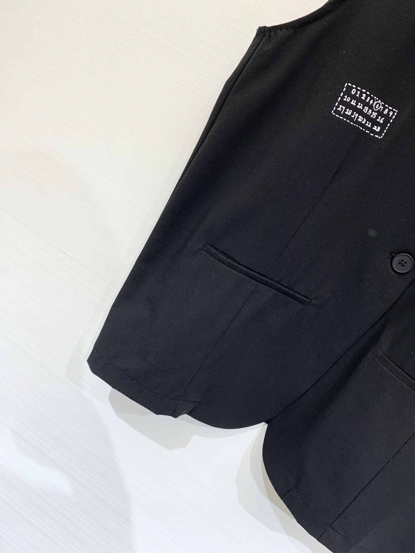 MM6 Maison Margiela 26夏季新款 西装V领马甲，微宽松版型，V领单排扣设计，右侧有数